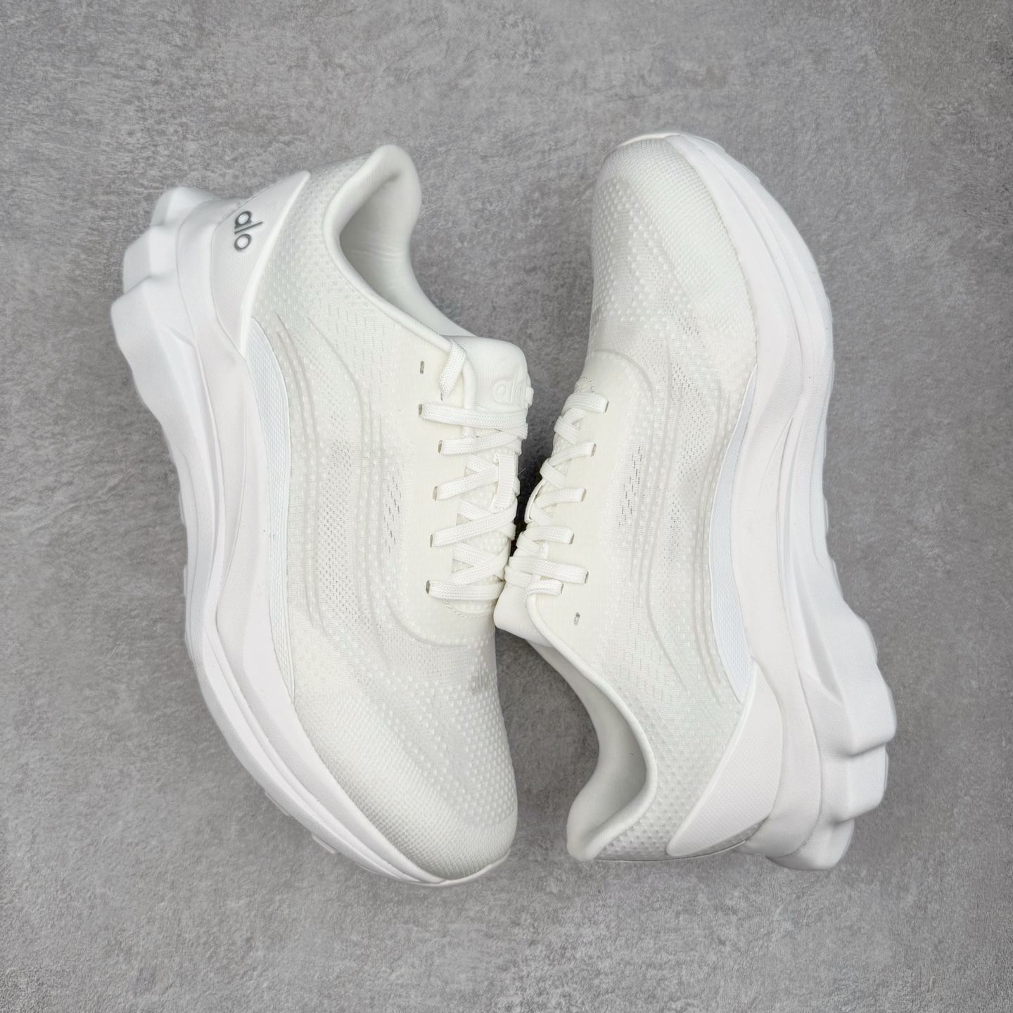 图片[3]-＃Lw纯原 Alo yoga Alo Runner 舒适百搭防滑耐磨低帮跑步鞋 Alo Yoga于2007年创立于洛杉矶，意在传播有意识的运动，同时激发人们的健康意识与创造力。品牌的核心理念在于制作能够带来完美体验的瑜伽服饰与功能性单品，让有意识的运动触入并改变生活。Alo Yoga将其设计延伸到日常服饰概念，坚持不懈地捕捉当代时尚潮流，将品牌的运动美学理念、精致前卫的设计与舒适功能面料完美结合。与此同时，Alo Yoga的设计受到了时尚界人士与名人们的追捧，Talor Swift、Kendall Jenner等街拍照片中都曾出现品牌不同单品的身影。尺码：36 36.5 37.5 38 38.5 39 40 40.5 41 42 42.5 43 44 44.5 45-选品中心