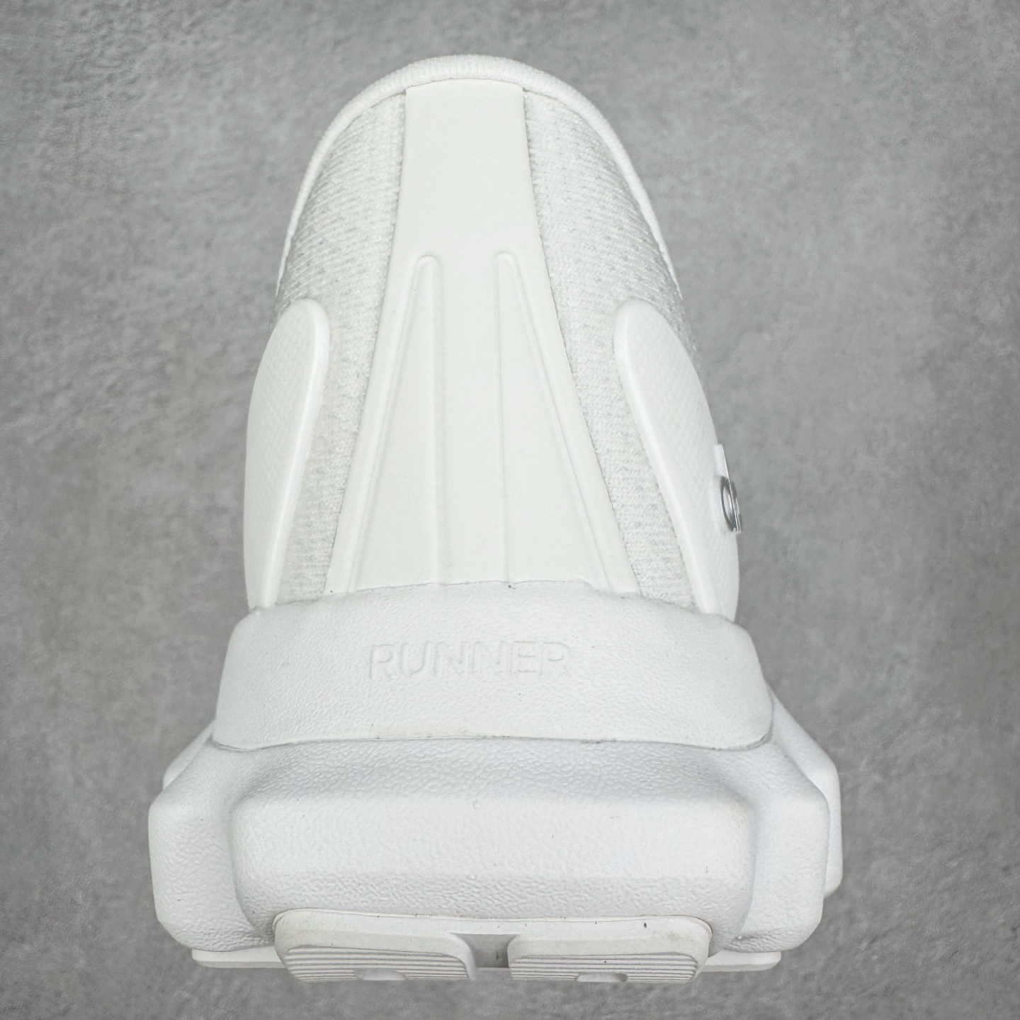 图片[8]-＃Lw纯原 Alo yoga Alo Runner 舒适百搭防滑耐磨低帮跑步鞋 Alo Yoga于2007年创立于洛杉矶，意在传播有意识的运动，同时激发人们的健康意识与创造力。品牌的核心理念在于制作能够带来完美体验的瑜伽服饰与功能性单品，让有意识的运动触入并改变生活。Alo Yoga将其设计延伸到日常服饰概念，坚持不懈地捕捉当代时尚潮流，将品牌的运动美学理念、精致前卫的设计与舒适功能面料完美结合。与此同时，Alo Yoga的设计受到了时尚界人士与名人们的追捧，Talor Swift、Kendall Jenner等街拍照片中都曾出现品牌不同单品的身影。尺码：36 36.5 37.5 38 38.5 39 40 40.5 41 42 42.5 43 44 44.5 45-选品中心