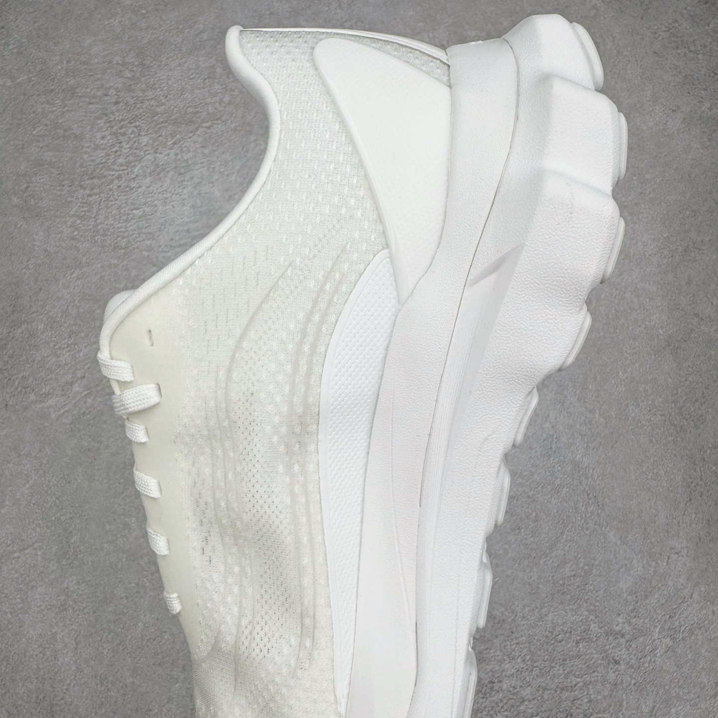 图片[7]-＃Lw纯原 Alo yoga Alo Runner 舒适百搭防滑耐磨低帮跑步鞋 Alo Yoga于2007年创立于洛杉矶，意在传播有意识的运动，同时激发人们的健康意识与创造力。品牌的核心理念在于制作能够带来完美体验的瑜伽服饰与功能性单品，让有意识的运动触入并改变生活。Alo Yoga将其设计延伸到日常服饰概念，坚持不懈地捕捉当代时尚潮流，将品牌的运动美学理念、精致前卫的设计与舒适功能面料完美结合。与此同时，Alo Yoga的设计受到了时尚界人士与名人们的追捧，Talor Swift、Kendall Jenner等街拍照片中都曾出现品牌不同单品的身影。尺码：36 36.5 37.5 38 38.5 39 40 40.5 41 42 42.5 43 44 44.5 45-选品中心