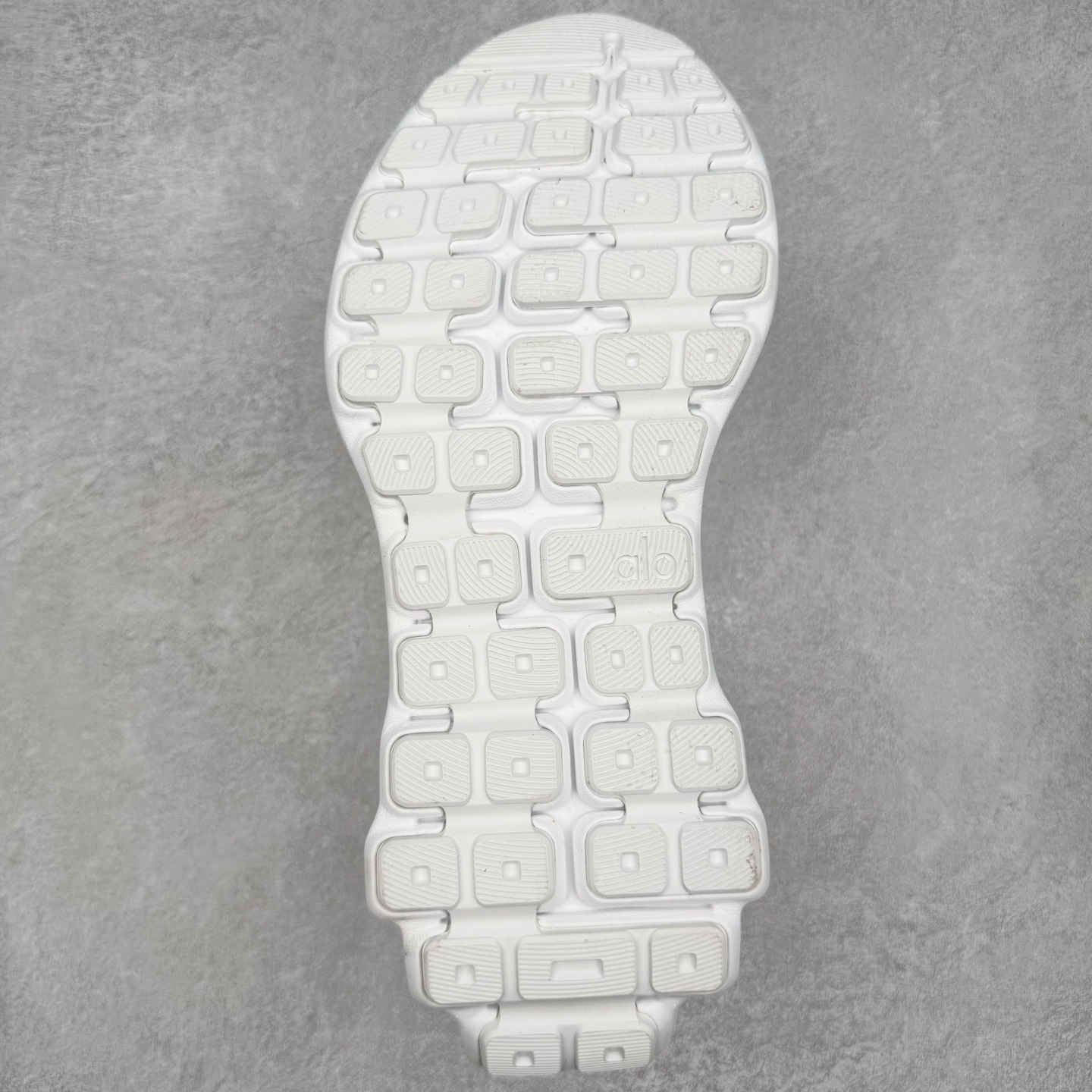 图片[9]-＃Lw纯原 Alo yoga Alo Runner 舒适百搭防滑耐磨低帮跑步鞋 Alo Yoga于2007年创立于洛杉矶，意在传播有意识的运动，同时激发人们的健康意识与创造力。品牌的核心理念在于制作能够带来完美体验的瑜伽服饰与功能性单品，让有意识的运动触入并改变生活。Alo Yoga将其设计延伸到日常服饰概念，坚持不懈地捕捉当代时尚潮流，将品牌的运动美学理念、精致前卫的设计与舒适功能面料完美结合。与此同时，Alo Yoga的设计受到了时尚界人士与名人们的追捧，Talor Swift、Kendall Jenner等街拍照片中都曾出现品牌不同单品的身影。尺码：36 36.5 37.5 38 38.5 39 40 40.5 41 42 42.5 43 44 44.5 45-选品中心