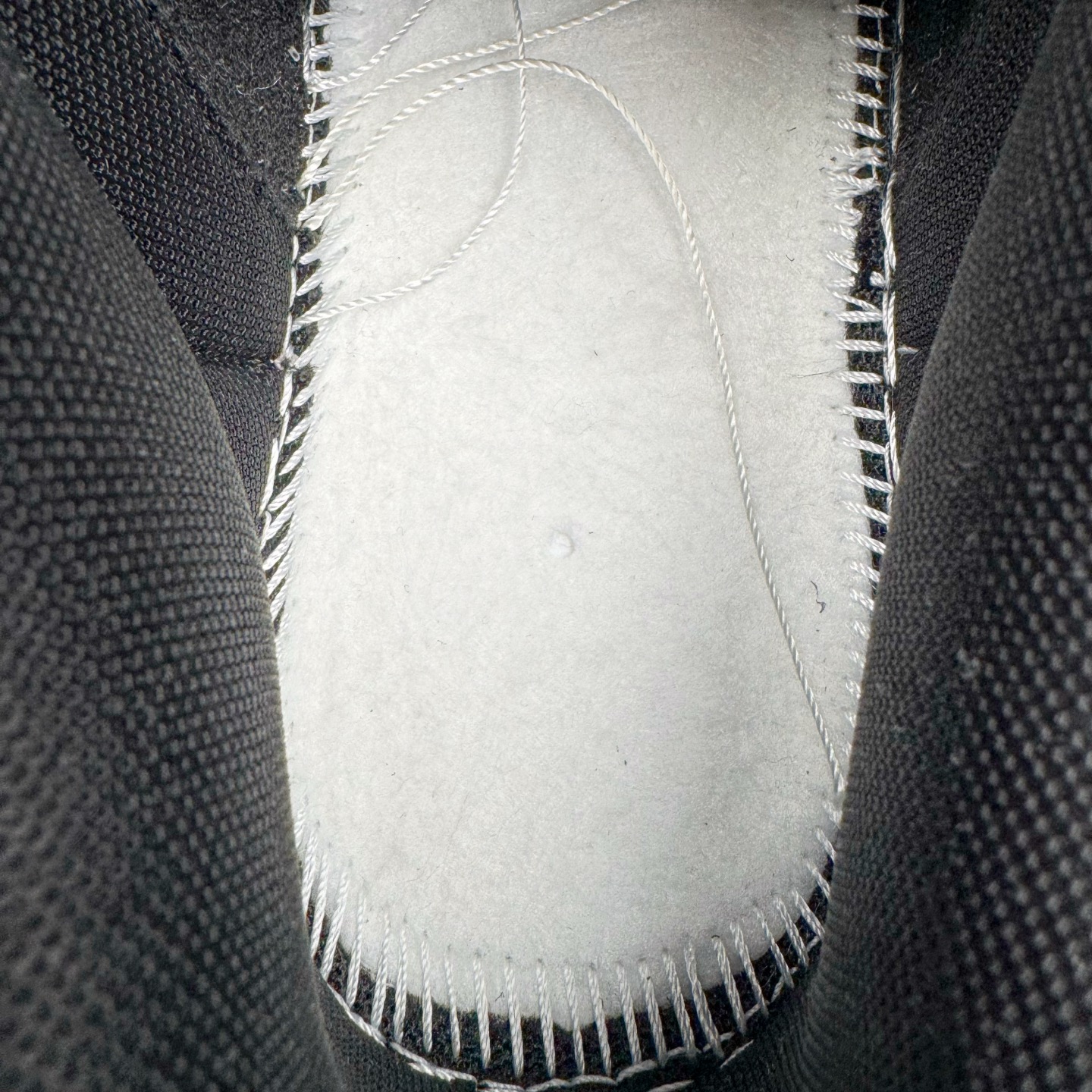 图片[10]-＃YC纯原 NK Dunk Low 黑焰 DD1391-100 当经典黑白撞裂酒红火焰尾，纯黑鞋面为画布，雪白中底作留白，哑光质地收敛锋芒。侧翼一抹猩红Swoosh撕裂沉寂，不张扬的暗色系下藏匿着高饱和度的视觉冲击。氧化做旧鞋底晕染出斑驳年代感，泼墨式斑点如时光锈迹，搭配鞋头暗红缝线的工业美学，在旧时光里燃烧的新潮符号。定制系列天花板 无原鞋不开发 全系列得物原鞋一比一校对开发 配色持续更新中 终端对接 优势输出 全套原厂楦头原纸板数据档案倾力打造 原汁原味莞产 极致还原 圈内最强针车工艺 高端零售指定版 广东原厂配套原盒原标 鞋盒分三个尺码段 原厂冲刀 超高清洁度 全鞋零毛边皮料切割 采用原厂百宏鞋带以及原厂百宏织唛舌标 内标可供原厂几率过验 进口原装条纹中底布 四线拉帮白色点胶 原厂拉帮手法遵循公司 原厂电绣 极致还原 尺码：36 36.5 37.5 38 38.5 39 40 40.5 41 42 42.5 43 44 44.5 45 46-选品中心