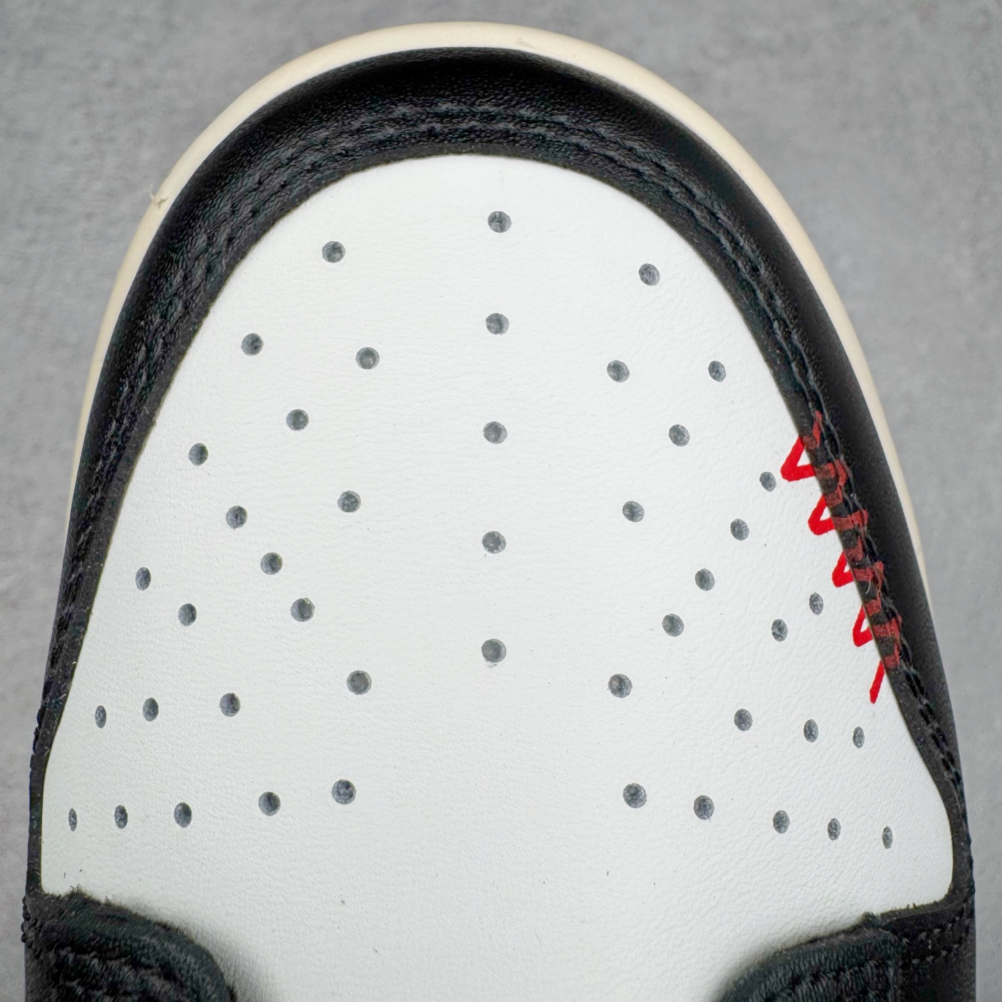 图片[14]-＃YC纯原 NK Dunk Low 黑焰 DD1391-100 当经典黑白撞裂酒红火焰尾，纯黑鞋面为画布，雪白中底作留白，哑光质地收敛锋芒。侧翼一抹猩红Swoosh撕裂沉寂，不张扬的暗色系下藏匿着高饱和度的视觉冲击。氧化做旧鞋底晕染出斑驳年代感，泼墨式斑点如时光锈迹，搭配鞋头暗红缝线的工业美学，在旧时光里燃烧的新潮符号。定制系列天花板 无原鞋不开发 全系列得物原鞋一比一校对开发 配色持续更新中 终端对接 优势输出 全套原厂楦头原纸板数据档案倾力打造 原汁原味莞产 极致还原 圈内最强针车工艺 高端零售指定版 广东原厂配套原盒原标 鞋盒分三个尺码段 原厂冲刀 超高清洁度 全鞋零毛边皮料切割 采用原厂百宏鞋带以及原厂百宏织唛舌标 内标可供原厂几率过验 进口原装条纹中底布 四线拉帮白色点胶 原厂拉帮手法遵循公司 原厂电绣 极致还原 尺码：36 36.5 37.5 38 38.5 39 40 40.5 41 42 42.5 43 44 44.5 45 46-选品中心