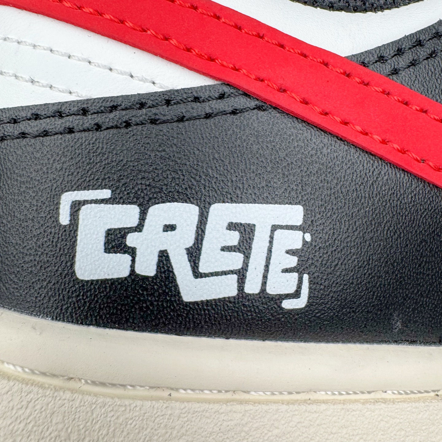 图片[15]-＃YC纯原 NK Dunk Low 黑焰 DD1391-100 当经典黑白撞裂酒红火焰尾，纯黑鞋面为画布，雪白中底作留白，哑光质地收敛锋芒。侧翼一抹猩红Swoosh撕裂沉寂，不张扬的暗色系下藏匿着高饱和度的视觉冲击。氧化做旧鞋底晕染出斑驳年代感，泼墨式斑点如时光锈迹，搭配鞋头暗红缝线的工业美学，在旧时光里燃烧的新潮符号。定制系列天花板 无原鞋不开发 全系列得物原鞋一比一校对开发 配色持续更新中 终端对接 优势输出 全套原厂楦头原纸板数据档案倾力打造 原汁原味莞产 极致还原 圈内最强针车工艺 高端零售指定版 广东原厂配套原盒原标 鞋盒分三个尺码段 原厂冲刀 超高清洁度 全鞋零毛边皮料切割 采用原厂百宏鞋带以及原厂百宏织唛舌标 内标可供原厂几率过验 进口原装条纹中底布 四线拉帮白色点胶 原厂拉帮手法遵循公司 原厂电绣 极致还原 尺码：36 36.5 37.5 38 38.5 39 40 40.5 41 42 42.5 43 44 44.5 45 46-选品中心