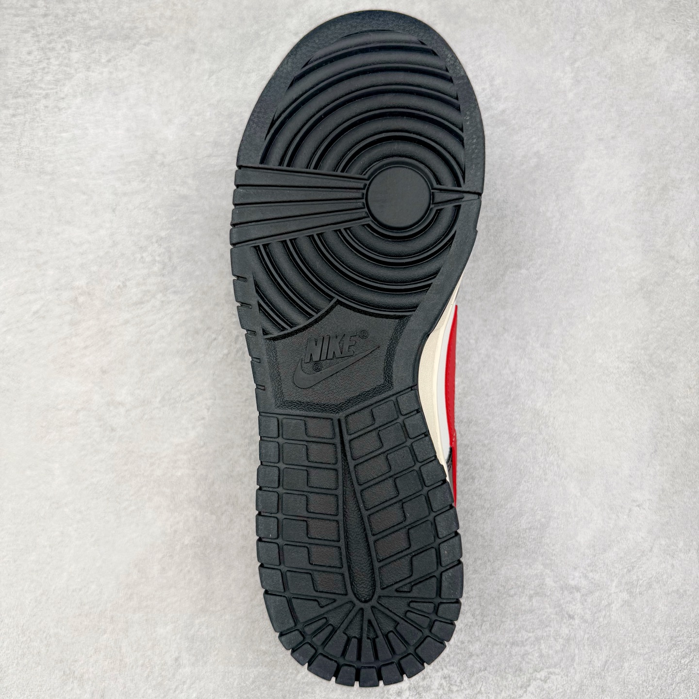 图片[9]-＃YC纯原 NK Dunk Low 黑焰 DD1391-100 当经典黑白撞裂酒红火焰尾，纯黑鞋面为画布，雪白中底作留白，哑光质地收敛锋芒。侧翼一抹猩红Swoosh撕裂沉寂，不张扬的暗色系下藏匿着高饱和度的视觉冲击。氧化做旧鞋底晕染出斑驳年代感，泼墨式斑点如时光锈迹，搭配鞋头暗红缝线的工业美学，在旧时光里燃烧的新潮符号。定制系列天花板 无原鞋不开发 全系列得物原鞋一比一校对开发 配色持续更新中 终端对接 优势输出 全套原厂楦头原纸板数据档案倾力打造 原汁原味莞产 极致还原 圈内最强针车工艺 高端零售指定版 广东原厂配套原盒原标 鞋盒分三个尺码段 原厂冲刀 超高清洁度 全鞋零毛边皮料切割 采用原厂百宏鞋带以及原厂百宏织唛舌标 内标可供原厂几率过验 进口原装条纹中底布 四线拉帮白色点胶 原厂拉帮手法遵循公司 原厂电绣 极致还原 尺码：36 36.5 37.5 38 38.5 39 40 40.5 41 42 42.5 43 44 44.5 45 46-选品中心