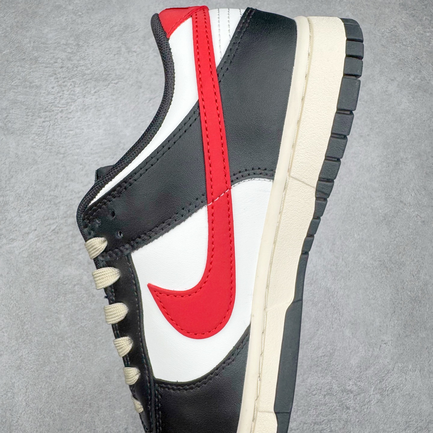 图片[7]-＃YC纯原 NK Dunk Low 黑焰 DD1391-100 当经典黑白撞裂酒红火焰尾，纯黑鞋面为画布，雪白中底作留白，哑光质地收敛锋芒。侧翼一抹猩红Swoosh撕裂沉寂，不张扬的暗色系下藏匿着高饱和度的视觉冲击。氧化做旧鞋底晕染出斑驳年代感，泼墨式斑点如时光锈迹，搭配鞋头暗红缝线的工业美学，在旧时光里燃烧的新潮符号。定制系列天花板 无原鞋不开发 全系列得物原鞋一比一校对开发 配色持续更新中 终端对接 优势输出 全套原厂楦头原纸板数据档案倾力打造 原汁原味莞产 极致还原 圈内最强针车工艺 高端零售指定版 广东原厂配套原盒原标 鞋盒分三个尺码段 原厂冲刀 超高清洁度 全鞋零毛边皮料切割 采用原厂百宏鞋带以及原厂百宏织唛舌标 内标可供原厂几率过验 进口原装条纹中底布 四线拉帮白色点胶 原厂拉帮手法遵循公司 原厂电绣 极致还原 尺码：36 36.5 37.5 38 38.5 39 40 40.5 41 42 42.5 43 44 44.5 45 46-选品中心