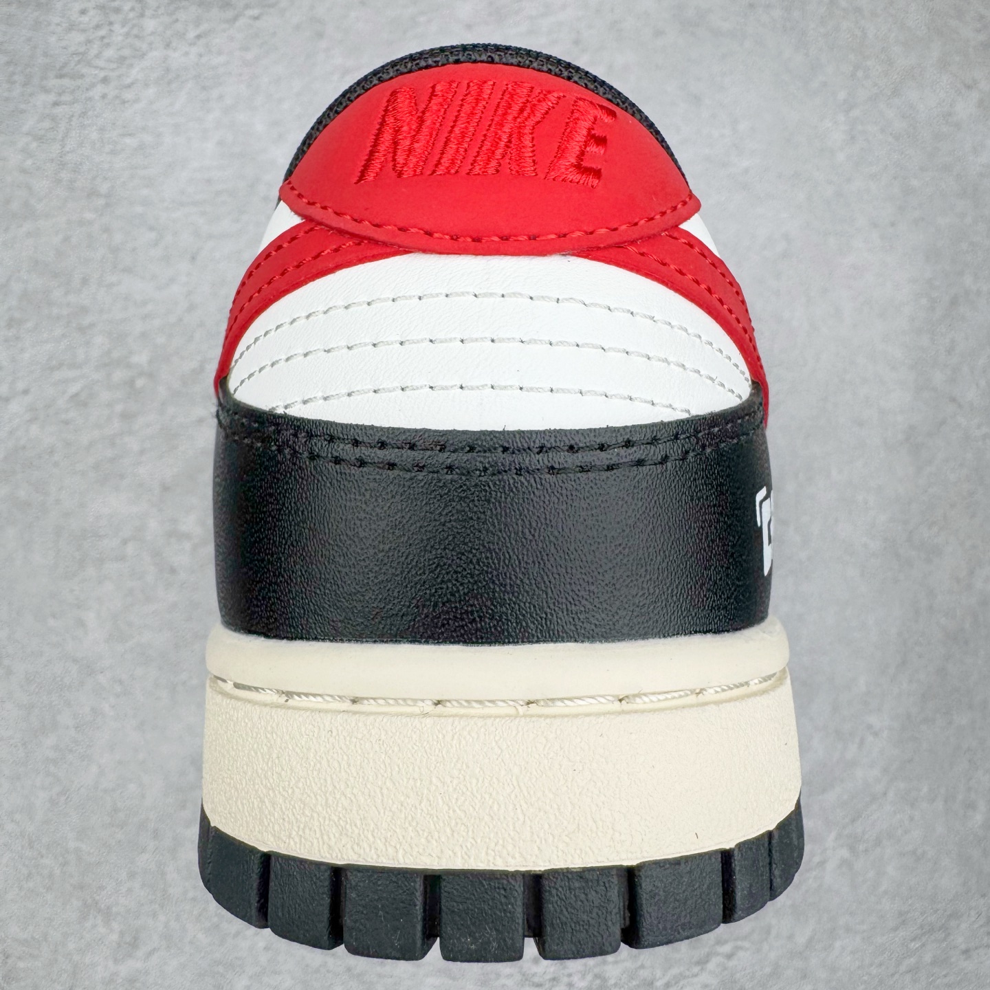 图片[8]-＃YC纯原 NK Dunk Low 黑焰 DD1391-100 当经典黑白撞裂酒红火焰尾，纯黑鞋面为画布，雪白中底作留白，哑光质地收敛锋芒。侧翼一抹猩红Swoosh撕裂沉寂，不张扬的暗色系下藏匿着高饱和度的视觉冲击。氧化做旧鞋底晕染出斑驳年代感，泼墨式斑点如时光锈迹，搭配鞋头暗红缝线的工业美学，在旧时光里燃烧的新潮符号。定制系列天花板 无原鞋不开发 全系列得物原鞋一比一校对开发 配色持续更新中 终端对接 优势输出 全套原厂楦头原纸板数据档案倾力打造 原汁原味莞产 极致还原 圈内最强针车工艺 高端零售指定版 广东原厂配套原盒原标 鞋盒分三个尺码段 原厂冲刀 超高清洁度 全鞋零毛边皮料切割 采用原厂百宏鞋带以及原厂百宏织唛舌标 内标可供原厂几率过验 进口原装条纹中底布 四线拉帮白色点胶 原厂拉帮手法遵循公司 原厂电绣 极致还原 尺码：36 36.5 37.5 38 38.5 39 40 40.5 41 42 42.5 43 44 44.5 45 46-选品中心