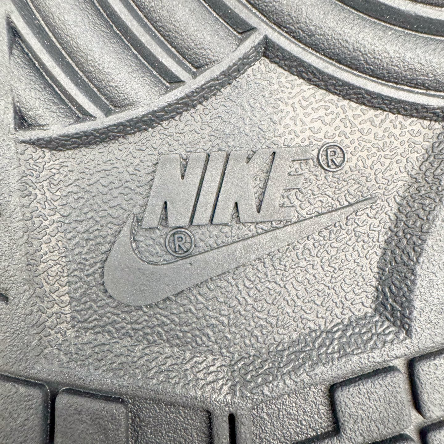 图片[19]-＃YC纯原 NK Dunk Low 黑焰 DD1391-100 当经典黑白撞裂酒红火焰尾，纯黑鞋面为画布，雪白中底作留白，哑光质地收敛锋芒。侧翼一抹猩红Swoosh撕裂沉寂，不张扬的暗色系下藏匿着高饱和度的视觉冲击。氧化做旧鞋底晕染出斑驳年代感，泼墨式斑点如时光锈迹，搭配鞋头暗红缝线的工业美学，在旧时光里燃烧的新潮符号。定制系列天花板 无原鞋不开发 全系列得物原鞋一比一校对开发 配色持续更新中 终端对接 优势输出 全套原厂楦头原纸板数据档案倾力打造 原汁原味莞产 极致还原 圈内最强针车工艺 高端零售指定版 广东原厂配套原盒原标 鞋盒分三个尺码段 原厂冲刀 超高清洁度 全鞋零毛边皮料切割 采用原厂百宏鞋带以及原厂百宏织唛舌标 内标可供原厂几率过验 进口原装条纹中底布 四线拉帮白色点胶 原厂拉帮手法遵循公司 原厂电绣 极致还原 尺码：36 36.5 37.5 38 38.5 39 40 40.5 41 42 42.5 43 44 44.5 45 46-选品中心