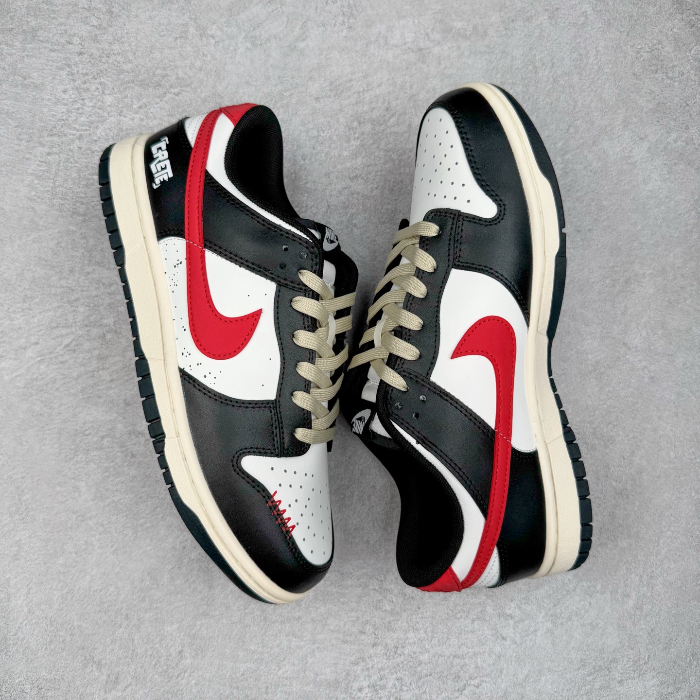 图片[3]-＃YC纯原 NK Dunk Low 黑焰 DD1391-100 当经典黑白撞裂酒红火焰尾，纯黑鞋面为画布，雪白中底作留白，哑光质地收敛锋芒。侧翼一抹猩红Swoosh撕裂沉寂，不张扬的暗色系下藏匿着高饱和度的视觉冲击。氧化做旧鞋底晕染出斑驳年代感，泼墨式斑点如时光锈迹，搭配鞋头暗红缝线的工业美学，在旧时光里燃烧的新潮符号。定制系列天花板 无原鞋不开发 全系列得物原鞋一比一校对开发 配色持续更新中 终端对接 优势输出 全套原厂楦头原纸板数据档案倾力打造 原汁原味莞产 极致还原 圈内最强针车工艺 高端零售指定版 广东原厂配套原盒原标 鞋盒分三个尺码段 原厂冲刀 超高清洁度 全鞋零毛边皮料切割 采用原厂百宏鞋带以及原厂百宏织唛舌标 内标可供原厂几率过验 进口原装条纹中底布 四线拉帮白色点胶 原厂拉帮手法遵循公司 原厂电绣 极致还原 尺码：36 36.5 37.5 38 38.5 39 40 40.5 41 42 42.5 43 44 44.5 45 46-选品中心