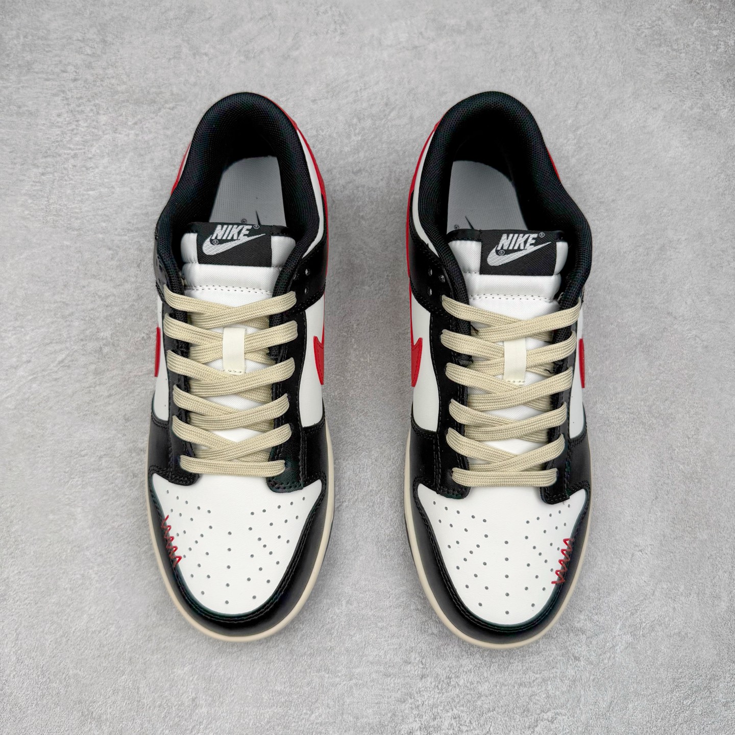 图片[2]-＃YC纯原 NK Dunk Low 黑焰 DD1391-100 当经典黑白撞裂酒红火焰尾，纯黑鞋面为画布，雪白中底作留白，哑光质地收敛锋芒。侧翼一抹猩红Swoosh撕裂沉寂，不张扬的暗色系下藏匿着高饱和度的视觉冲击。氧化做旧鞋底晕染出斑驳年代感，泼墨式斑点如时光锈迹，搭配鞋头暗红缝线的工业美学，在旧时光里燃烧的新潮符号。定制系列天花板 无原鞋不开发 全系列得物原鞋一比一校对开发 配色持续更新中 终端对接 优势输出 全套原厂楦头原纸板数据档案倾力打造 原汁原味莞产 极致还原 圈内最强针车工艺 高端零售指定版 广东原厂配套原盒原标 鞋盒分三个尺码段 原厂冲刀 超高清洁度 全鞋零毛边皮料切割 采用原厂百宏鞋带以及原厂百宏织唛舌标 内标可供原厂几率过验 进口原装条纹中底布 四线拉帮白色点胶 原厂拉帮手法遵循公司 原厂电绣 极致还原 尺码：36 36.5 37.5 38 38.5 39 40 40.5 41 42 42.5 43 44 44.5 45 46-选品中心