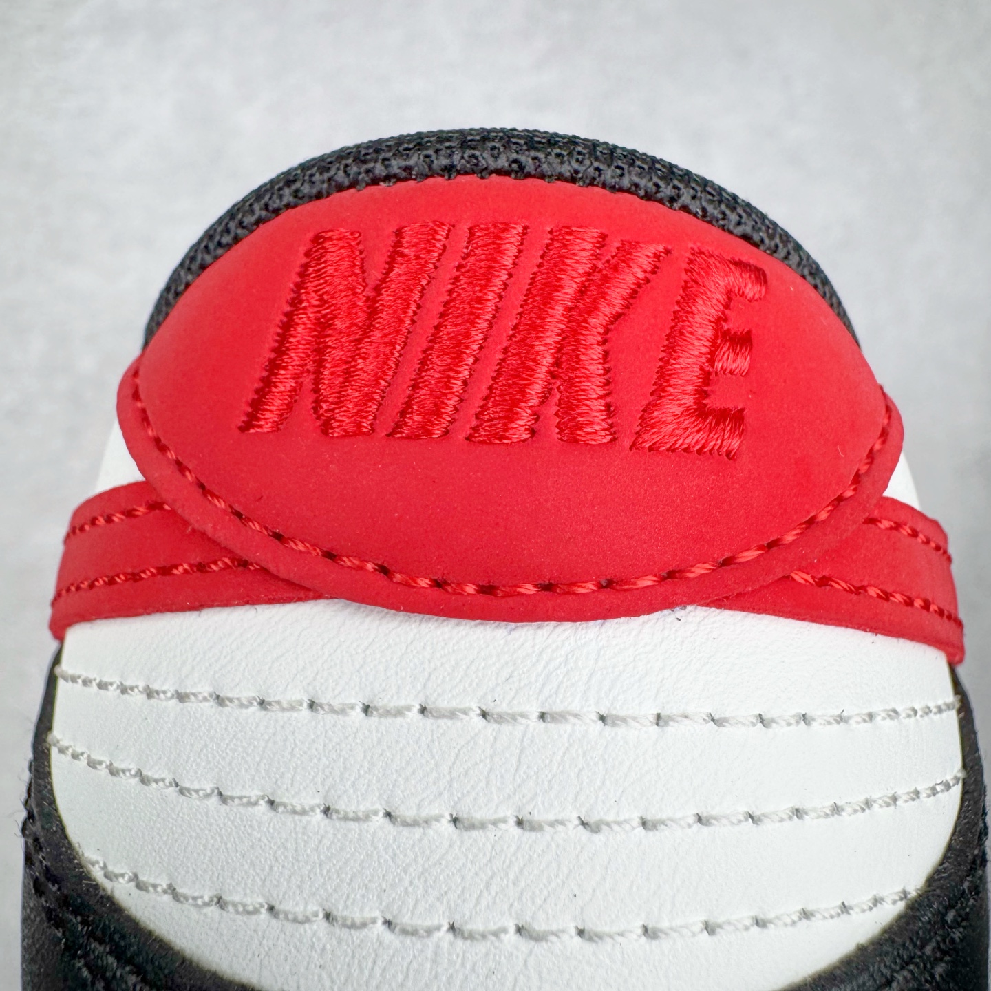 图片[20]-＃YC纯原 NK Dunk Low 黑焰 DD1391-100 当经典黑白撞裂酒红火焰尾，纯黑鞋面为画布，雪白中底作留白，哑光质地收敛锋芒。侧翼一抹猩红Swoosh撕裂沉寂，不张扬的暗色系下藏匿着高饱和度的视觉冲击。氧化做旧鞋底晕染出斑驳年代感，泼墨式斑点如时光锈迹，搭配鞋头暗红缝线的工业美学，在旧时光里燃烧的新潮符号。定制系列天花板 无原鞋不开发 全系列得物原鞋一比一校对开发 配色持续更新中 终端对接 优势输出 全套原厂楦头原纸板数据档案倾力打造 原汁原味莞产 极致还原 圈内最强针车工艺 高端零售指定版 广东原厂配套原盒原标 鞋盒分三个尺码段 原厂冲刀 超高清洁度 全鞋零毛边皮料切割 采用原厂百宏鞋带以及原厂百宏织唛舌标 内标可供原厂几率过验 进口原装条纹中底布 四线拉帮白色点胶 原厂拉帮手法遵循公司 原厂电绣 极致还原 尺码：36 36.5 37.5 38 38.5 39 40 40.5 41 42 42.5 43 44 44.5 45 46-选品中心