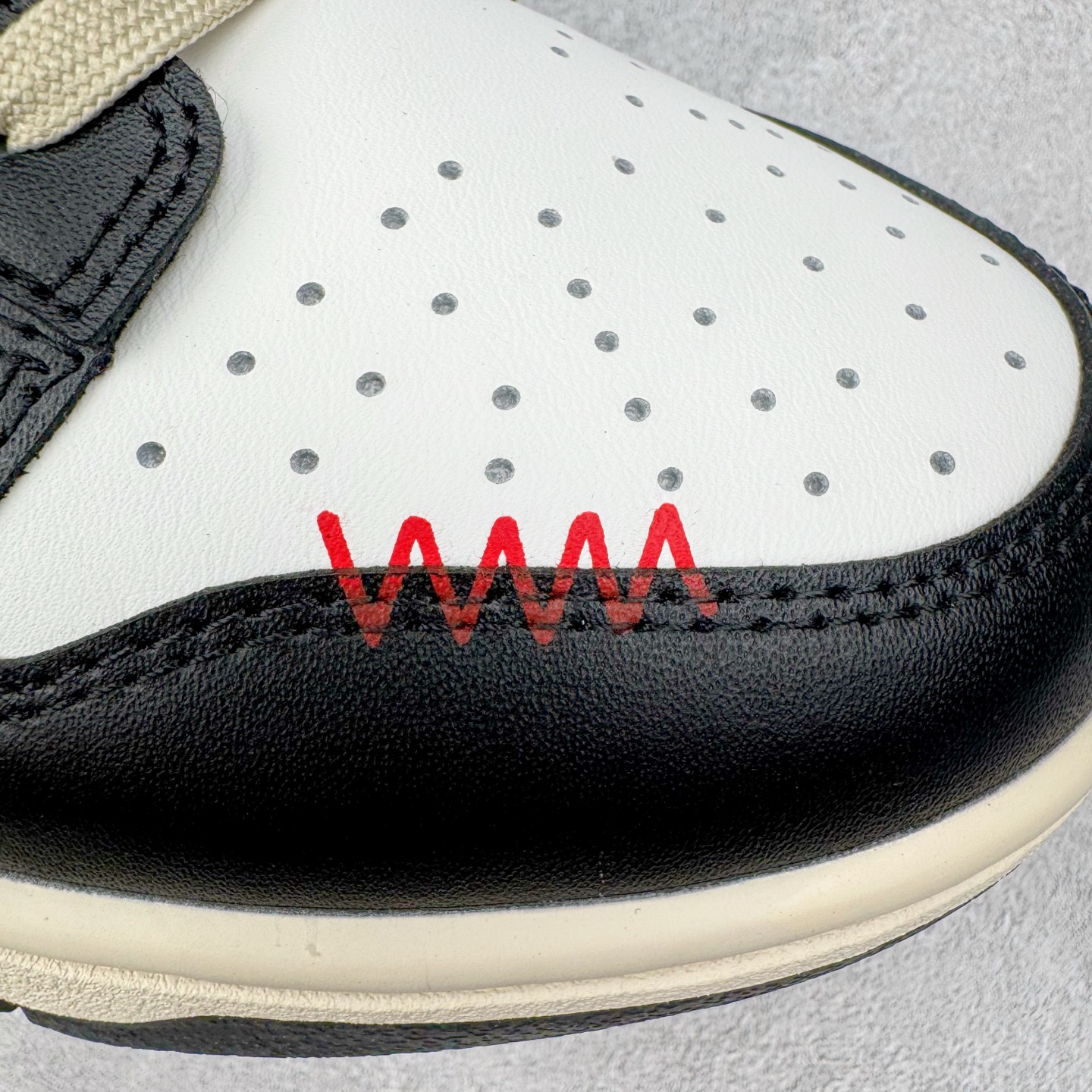 图片[18]-＃YC纯原 NK Dunk Low 黑焰 DD1391-100 当经典黑白撞裂酒红火焰尾，纯黑鞋面为画布，雪白中底作留白，哑光质地收敛锋芒。侧翼一抹猩红Swoosh撕裂沉寂，不张扬的暗色系下藏匿着高饱和度的视觉冲击。氧化做旧鞋底晕染出斑驳年代感，泼墨式斑点如时光锈迹，搭配鞋头暗红缝线的工业美学，在旧时光里燃烧的新潮符号。定制系列天花板 无原鞋不开发 全系列得物原鞋一比一校对开发 配色持续更新中 终端对接 优势输出 全套原厂楦头原纸板数据档案倾力打造 原汁原味莞产 极致还原 圈内最强针车工艺 高端零售指定版 广东原厂配套原盒原标 鞋盒分三个尺码段 原厂冲刀 超高清洁度 全鞋零毛边皮料切割 采用原厂百宏鞋带以及原厂百宏织唛舌标 内标可供原厂几率过验 进口原装条纹中底布 四线拉帮白色点胶 原厂拉帮手法遵循公司 原厂电绣 极致还原 尺码：36 36.5 37.5 38 38.5 39 40 40.5 41 42 42.5 43 44 44.5 45 46-选品中心