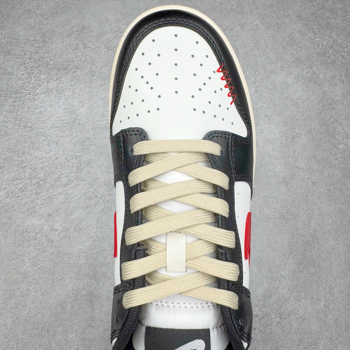 图片[4]-＃YC纯原 NK Dunk Low 黑焰 DD1391-100 当经典黑白撞裂酒红火焰尾，纯黑鞋面为画布，雪白中底作留白，哑光质地收敛锋芒。侧翼一抹猩红Swoosh撕裂沉寂，不张扬的暗色系下藏匿着高饱和度的视觉冲击。氧化做旧鞋底晕染出斑驳年代感，泼墨式斑点如时光锈迹，搭配鞋头暗红缝线的工业美学，在旧时光里燃烧的新潮符号。定制系列天花板 无原鞋不开发 全系列得物原鞋一比一校对开发 配色持续更新中 终端对接 优势输出 全套原厂楦头原纸板数据档案倾力打造 原汁原味莞产 极致还原 圈内最强针车工艺 高端零售指定版 广东原厂配套原盒原标 鞋盒分三个尺码段 原厂冲刀 超高清洁度 全鞋零毛边皮料切割 采用原厂百宏鞋带以及原厂百宏织唛舌标 内标可供原厂几率过验 进口原装条纹中底布 四线拉帮白色点胶 原厂拉帮手法遵循公司 原厂电绣 极致还原 尺码：36 36.5 37.5 38 38.5 39 40 40.5 41 42 42.5 43 44 44.5 45 46-选品中心