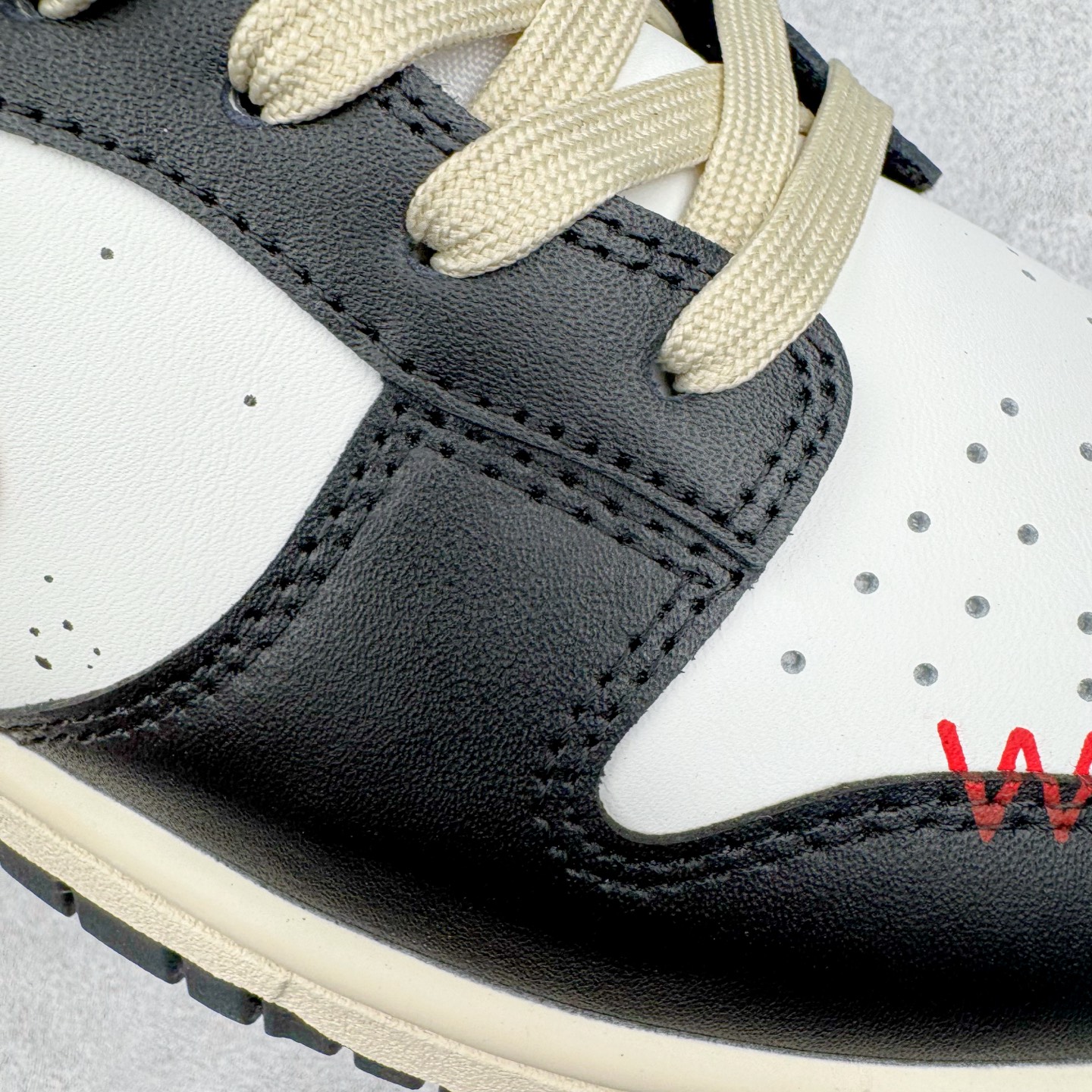 图片[17]-＃YC纯原 NK Dunk Low 黑焰 DD1391-100 当经典黑白撞裂酒红火焰尾，纯黑鞋面为画布，雪白中底作留白，哑光质地收敛锋芒。侧翼一抹猩红Swoosh撕裂沉寂，不张扬的暗色系下藏匿着高饱和度的视觉冲击。氧化做旧鞋底晕染出斑驳年代感，泼墨式斑点如时光锈迹，搭配鞋头暗红缝线的工业美学，在旧时光里燃烧的新潮符号。定制系列天花板 无原鞋不开发 全系列得物原鞋一比一校对开发 配色持续更新中 终端对接 优势输出 全套原厂楦头原纸板数据档案倾力打造 原汁原味莞产 极致还原 圈内最强针车工艺 高端零售指定版 广东原厂配套原盒原标 鞋盒分三个尺码段 原厂冲刀 超高清洁度 全鞋零毛边皮料切割 采用原厂百宏鞋带以及原厂百宏织唛舌标 内标可供原厂几率过验 进口原装条纹中底布 四线拉帮白色点胶 原厂拉帮手法遵循公司 原厂电绣 极致还原 尺码：36 36.5 37.5 38 38.5 39 40 40.5 41 42 42.5 43 44 44.5 45 46-选品中心