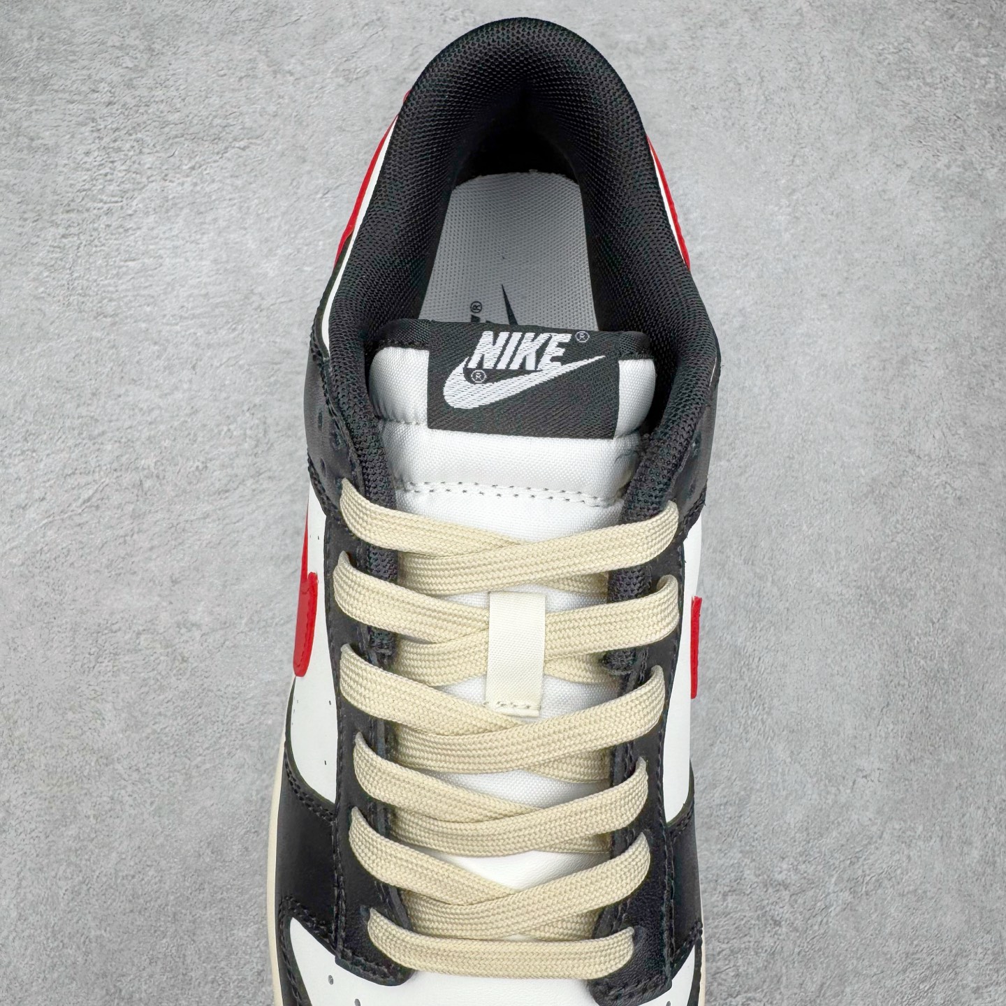 图片[5]-＃YC纯原 NK Dunk Low 黑焰 DD1391-100 当经典黑白撞裂酒红火焰尾，纯黑鞋面为画布，雪白中底作留白，哑光质地收敛锋芒。侧翼一抹猩红Swoosh撕裂沉寂，不张扬的暗色系下藏匿着高饱和度的视觉冲击。氧化做旧鞋底晕染出斑驳年代感，泼墨式斑点如时光锈迹，搭配鞋头暗红缝线的工业美学，在旧时光里燃烧的新潮符号。定制系列天花板 无原鞋不开发 全系列得物原鞋一比一校对开发 配色持续更新中 终端对接 优势输出 全套原厂楦头原纸板数据档案倾力打造 原汁原味莞产 极致还原 圈内最强针车工艺 高端零售指定版 广东原厂配套原盒原标 鞋盒分三个尺码段 原厂冲刀 超高清洁度 全鞋零毛边皮料切割 采用原厂百宏鞋带以及原厂百宏织唛舌标 内标可供原厂几率过验 进口原装条纹中底布 四线拉帮白色点胶 原厂拉帮手法遵循公司 原厂电绣 极致还原 尺码：36 36.5 37.5 38 38.5 39 40 40.5 41 42 42.5 43 44 44.5 45 46-选品中心