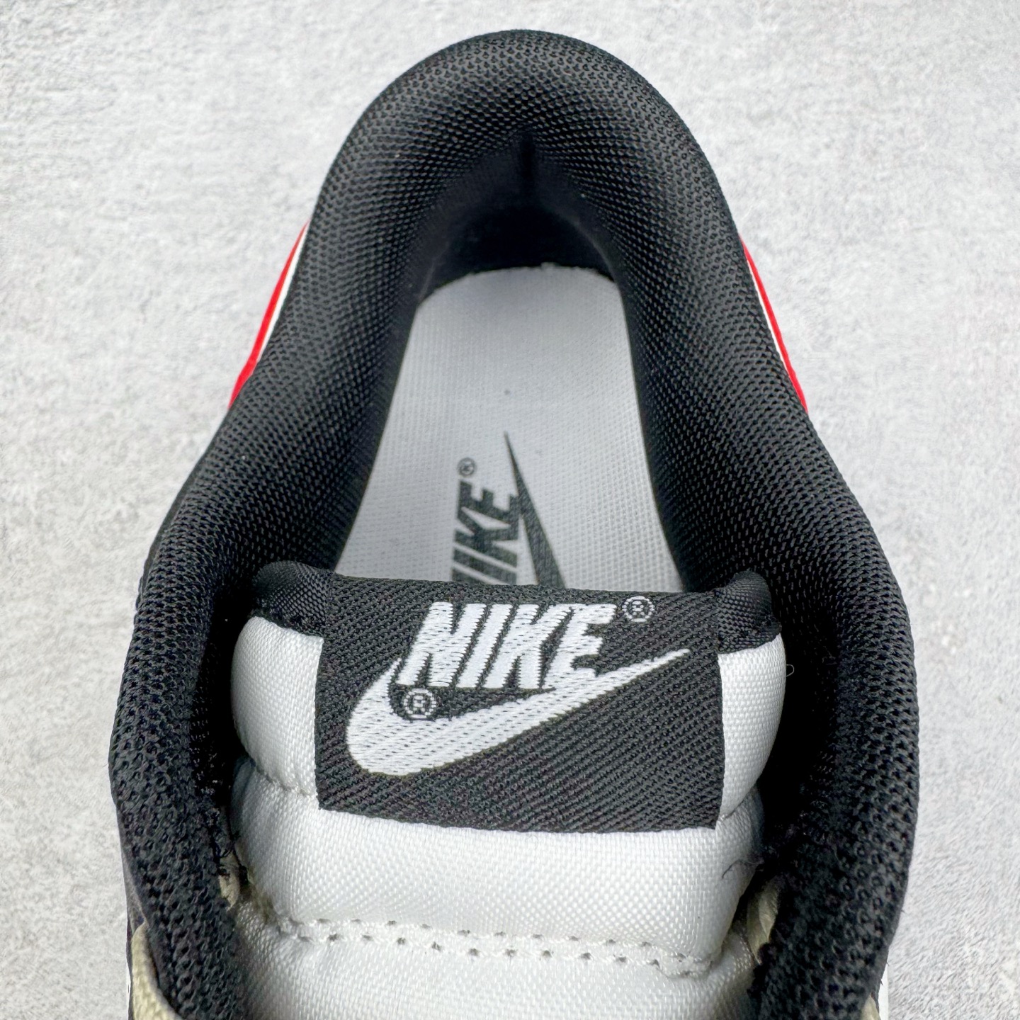 图片[13]-＃YC纯原 NK Dunk Low 黑焰 DD1391-100 当经典黑白撞裂酒红火焰尾，纯黑鞋面为画布，雪白中底作留白，哑光质地收敛锋芒。侧翼一抹猩红Swoosh撕裂沉寂，不张扬的暗色系下藏匿着高饱和度的视觉冲击。氧化做旧鞋底晕染出斑驳年代感，泼墨式斑点如时光锈迹，搭配鞋头暗红缝线的工业美学，在旧时光里燃烧的新潮符号。定制系列天花板 无原鞋不开发 全系列得物原鞋一比一校对开发 配色持续更新中 终端对接 优势输出 全套原厂楦头原纸板数据档案倾力打造 原汁原味莞产 极致还原 圈内最强针车工艺 高端零售指定版 广东原厂配套原盒原标 鞋盒分三个尺码段 原厂冲刀 超高清洁度 全鞋零毛边皮料切割 采用原厂百宏鞋带以及原厂百宏织唛舌标 内标可供原厂几率过验 进口原装条纹中底布 四线拉帮白色点胶 原厂拉帮手法遵循公司 原厂电绣 极致还原 尺码：36 36.5 37.5 38 38.5 39 40 40.5 41 42 42.5 43 44 44.5 45 46-选品中心