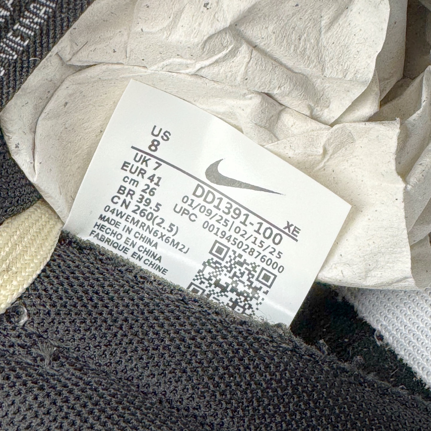 图片[12]-＃YC纯原 NK Dunk Low 黑焰 DD1391-100 当经典黑白撞裂酒红火焰尾，纯黑鞋面为画布，雪白中底作留白，哑光质地收敛锋芒。侧翼一抹猩红Swoosh撕裂沉寂，不张扬的暗色系下藏匿着高饱和度的视觉冲击。氧化做旧鞋底晕染出斑驳年代感，泼墨式斑点如时光锈迹，搭配鞋头暗红缝线的工业美学，在旧时光里燃烧的新潮符号。定制系列天花板 无原鞋不开发 全系列得物原鞋一比一校对开发 配色持续更新中 终端对接 优势输出 全套原厂楦头原纸板数据档案倾力打造 原汁原味莞产 极致还原 圈内最强针车工艺 高端零售指定版 广东原厂配套原盒原标 鞋盒分三个尺码段 原厂冲刀 超高清洁度 全鞋零毛边皮料切割 采用原厂百宏鞋带以及原厂百宏织唛舌标 内标可供原厂几率过验 进口原装条纹中底布 四线拉帮白色点胶 原厂拉帮手法遵循公司 原厂电绣 极致还原 尺码：36 36.5 37.5 38 38.5 39 40 40.5 41 42 42.5 43 44 44.5 45 46-选品中心