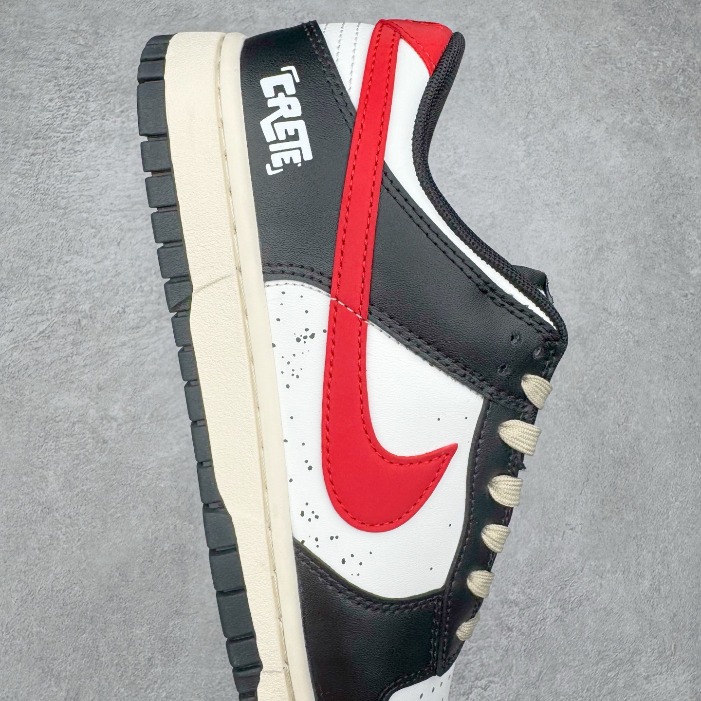 图片[6]-＃YC纯原 NK Dunk Low 黑焰 DD1391-100 当经典黑白撞裂酒红火焰尾，纯黑鞋面为画布，雪白中底作留白，哑光质地收敛锋芒。侧翼一抹猩红Swoosh撕裂沉寂，不张扬的暗色系下藏匿着高饱和度的视觉冲击。氧化做旧鞋底晕染出斑驳年代感，泼墨式斑点如时光锈迹，搭配鞋头暗红缝线的工业美学，在旧时光里燃烧的新潮符号。定制系列天花板 无原鞋不开发 全系列得物原鞋一比一校对开发 配色持续更新中 终端对接 优势输出 全套原厂楦头原纸板数据档案倾力打造 原汁原味莞产 极致还原 圈内最强针车工艺 高端零售指定版 广东原厂配套原盒原标 鞋盒分三个尺码段 原厂冲刀 超高清洁度 全鞋零毛边皮料切割 采用原厂百宏鞋带以及原厂百宏织唛舌标 内标可供原厂几率过验 进口原装条纹中底布 四线拉帮白色点胶 原厂拉帮手法遵循公司 原厂电绣 极致还原 尺码：36 36.5 37.5 38 38.5 39 40 40.5 41 42 42.5 43 44 44.5 45 46-选品中心