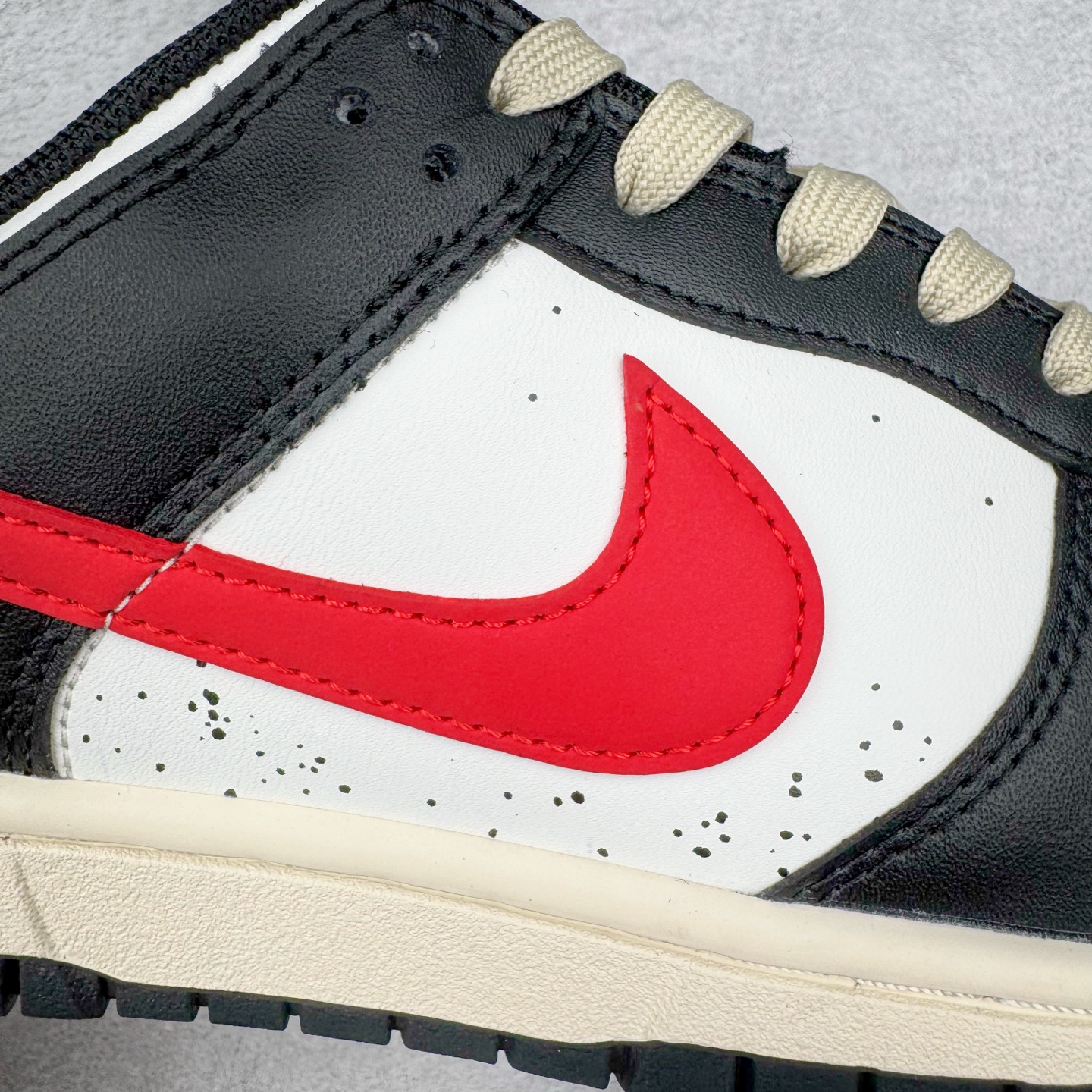 图片[16]-＃YC纯原 NK Dunk Low 黑焰 DD1391-100 当经典黑白撞裂酒红火焰尾，纯黑鞋面为画布，雪白中底作留白，哑光质地收敛锋芒。侧翼一抹猩红Swoosh撕裂沉寂，不张扬的暗色系下藏匿着高饱和度的视觉冲击。氧化做旧鞋底晕染出斑驳年代感，泼墨式斑点如时光锈迹，搭配鞋头暗红缝线的工业美学，在旧时光里燃烧的新潮符号。定制系列天花板 无原鞋不开发 全系列得物原鞋一比一校对开发 配色持续更新中 终端对接 优势输出 全套原厂楦头原纸板数据档案倾力打造 原汁原味莞产 极致还原 圈内最强针车工艺 高端零售指定版 广东原厂配套原盒原标 鞋盒分三个尺码段 原厂冲刀 超高清洁度 全鞋零毛边皮料切割 采用原厂百宏鞋带以及原厂百宏织唛舌标 内标可供原厂几率过验 进口原装条纹中底布 四线拉帮白色点胶 原厂拉帮手法遵循公司 原厂电绣 极致还原 尺码：36 36.5 37.5 38 38.5 39 40 40.5 41 42 42.5 43 44 44.5 45 46-选品中心