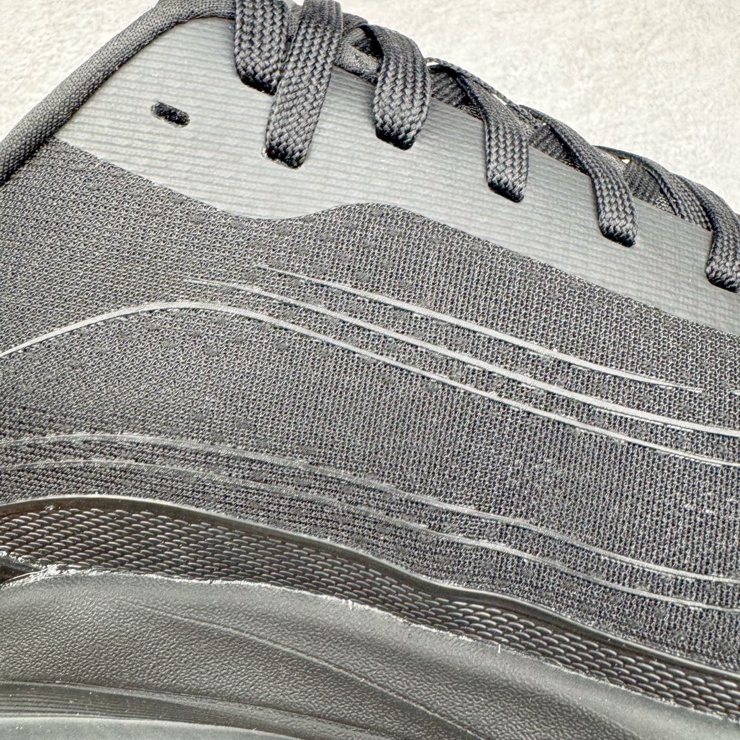 图片[18]-＃Lw纯原 Alo yoga Alo Runner 舒适百搭防滑耐磨低帮跑步鞋 Alo Yoga于2007年创立于洛杉矶，意在传播有意识的运动，同时激发人们的健康意识与创造力。品牌的核心理念在于制作能够带来完美体验的瑜伽服饰与功能性单品，让有意识的运动触入并改变生活。Alo Yoga将其设计延伸到日常服饰概念，坚持不懈地捕捉当代时尚潮流，将品牌的运动美学理念、精致前卫的设计与舒适功能面料完美结合。与此同时，Alo Yoga的设计受到了时尚界人士与名人们的追捧，Talor Swift、Kendall Jenner等街拍照片中都曾出现品牌不同单品的身影。尺码：36 36.5 37.5 38 38.5 39 40 40.5 41 42 42.5 43 44 44.5 45-选品中心