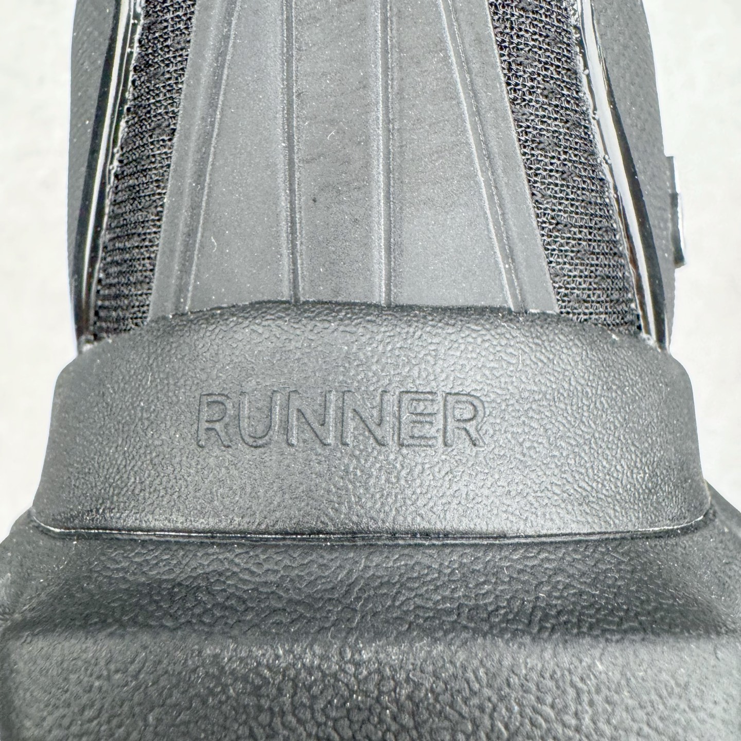 图片[11]-＃Lw纯原 Alo yoga Alo Runner 舒适百搭防滑耐磨低帮跑步鞋 Alo Yoga于2007年创立于洛杉矶，意在传播有意识的运动，同时激发人们的健康意识与创造力。品牌的核心理念在于制作能够带来完美体验的瑜伽服饰与功能性单品，让有意识的运动触入并改变生活。Alo Yoga将其设计延伸到日常服饰概念，坚持不懈地捕捉当代时尚潮流，将品牌的运动美学理念、精致前卫的设计与舒适功能面料完美结合。与此同时，Alo Yoga的设计受到了时尚界人士与名人们的追捧，Talor Swift、Kendall Jenner等街拍照片中都曾出现品牌不同单品的身影。尺码：36 36.5 37.5 38 38.5 39 40 40.5 41 42 42.5 43 44 44.5 45-选品中心