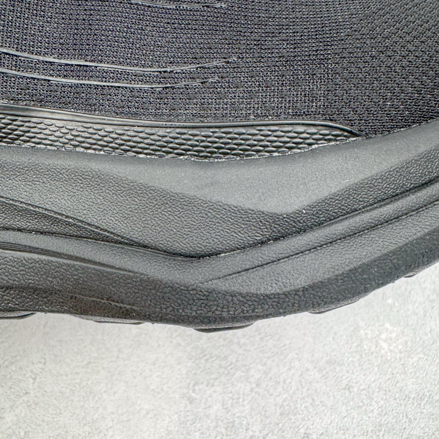 图片[19]-＃Lw纯原 Alo yoga Alo Runner 舒适百搭防滑耐磨低帮跑步鞋 Alo Yoga于2007年创立于洛杉矶，意在传播有意识的运动，同时激发人们的健康意识与创造力。品牌的核心理念在于制作能够带来完美体验的瑜伽服饰与功能性单品，让有意识的运动触入并改变生活。Alo Yoga将其设计延伸到日常服饰概念，坚持不懈地捕捉当代时尚潮流，将品牌的运动美学理念、精致前卫的设计与舒适功能面料完美结合。与此同时，Alo Yoga的设计受到了时尚界人士与名人们的追捧，Talor Swift、Kendall Jenner等街拍照片中都曾出现品牌不同单品的身影。尺码：36 36.5 37.5 38 38.5 39 40 40.5 41 42 42.5 43 44 44.5 45-选品中心