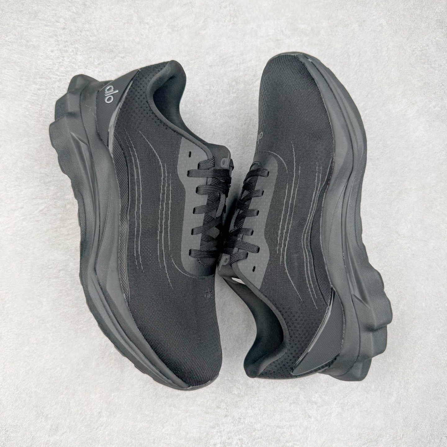 图片[3]-＃Lw纯原 Alo yoga Alo Runner 舒适百搭防滑耐磨低帮跑步鞋 Alo Yoga于2007年创立于洛杉矶，意在传播有意识的运动，同时激发人们的健康意识与创造力。品牌的核心理念在于制作能够带来完美体验的瑜伽服饰与功能性单品，让有意识的运动触入并改变生活。Alo Yoga将其设计延伸到日常服饰概念，坚持不懈地捕捉当代时尚潮流，将品牌的运动美学理念、精致前卫的设计与舒适功能面料完美结合。与此同时，Alo Yoga的设计受到了时尚界人士与名人们的追捧，Talor Swift、Kendall Jenner等街拍照片中都曾出现品牌不同单品的身影。尺码：36 36.5 37.5 38 38.5 39 40 40.5 41 42 42.5 43 44 44.5 45-选品中心