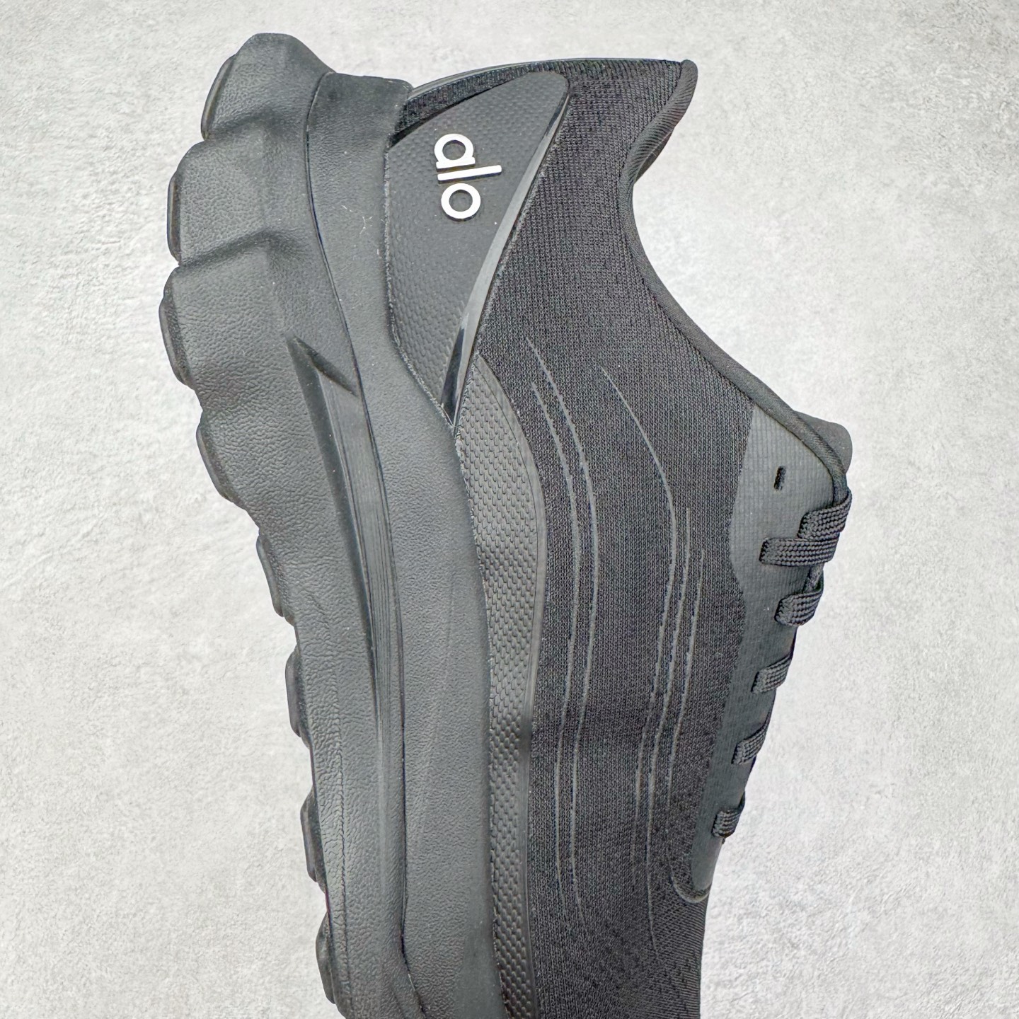 图片[6]-＃Lw纯原 Alo yoga Alo Runner 舒适百搭防滑耐磨低帮跑步鞋 Alo Yoga于2007年创立于洛杉矶，意在传播有意识的运动，同时激发人们的健康意识与创造力。品牌的核心理念在于制作能够带来完美体验的瑜伽服饰与功能性单品，让有意识的运动触入并改变生活。Alo Yoga将其设计延伸到日常服饰概念，坚持不懈地捕捉当代时尚潮流，将品牌的运动美学理念、精致前卫的设计与舒适功能面料完美结合。与此同时，Alo Yoga的设计受到了时尚界人士与名人们的追捧，Talor Swift、Kendall Jenner等街拍照片中都曾出现品牌不同单品的身影。尺码：36 36.5 37.5 38 38.5 39 40 40.5 41 42 42.5 43 44 44.5 45-选品中心