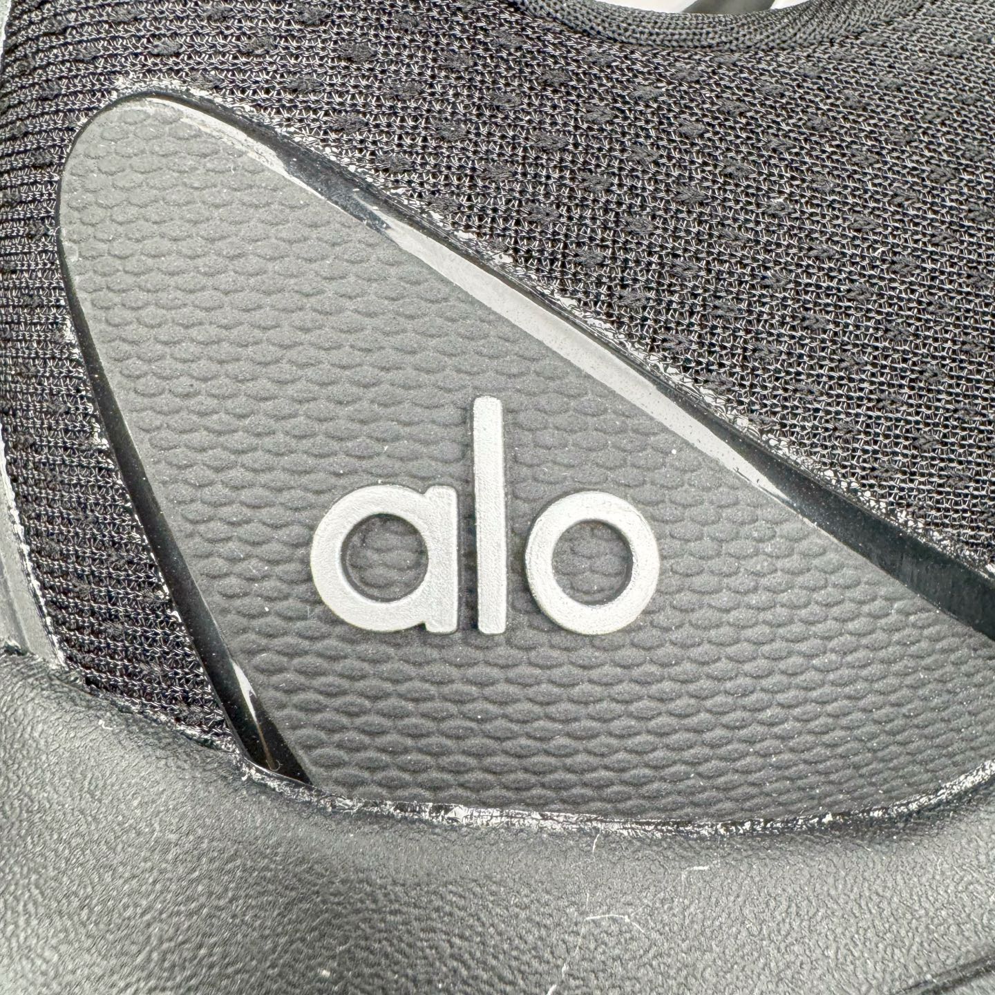 图片[17]-＃Lw纯原 Alo yoga Alo Runner 舒适百搭防滑耐磨低帮跑步鞋 Alo Yoga于2007年创立于洛杉矶，意在传播有意识的运动，同时激发人们的健康意识与创造力。品牌的核心理念在于制作能够带来完美体验的瑜伽服饰与功能性单品，让有意识的运动触入并改变生活。Alo Yoga将其设计延伸到日常服饰概念，坚持不懈地捕捉当代时尚潮流，将品牌的运动美学理念、精致前卫的设计与舒适功能面料完美结合。与此同时，Alo Yoga的设计受到了时尚界人士与名人们的追捧，Talor Swift、Kendall Jenner等街拍照片中都曾出现品牌不同单品的身影。尺码：36 36.5 37.5 38 38.5 39 40 40.5 41 42 42.5 43 44 44.5 45-选品中心