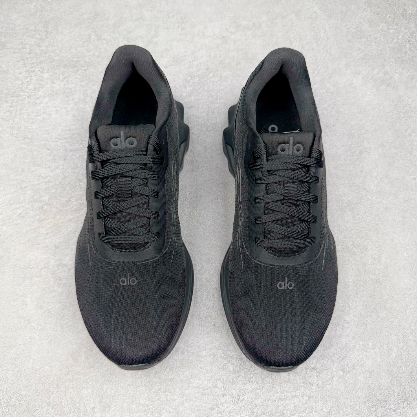 图片[2]-＃Lw纯原 Alo yoga Alo Runner 舒适百搭防滑耐磨低帮跑步鞋 Alo Yoga于2007年创立于洛杉矶，意在传播有意识的运动，同时激发人们的健康意识与创造力。品牌的核心理念在于制作能够带来完美体验的瑜伽服饰与功能性单品，让有意识的运动触入并改变生活。Alo Yoga将其设计延伸到日常服饰概念，坚持不懈地捕捉当代时尚潮流，将品牌的运动美学理念、精致前卫的设计与舒适功能面料完美结合。与此同时，Alo Yoga的设计受到了时尚界人士与名人们的追捧，Talor Swift、Kendall Jenner等街拍照片中都曾出现品牌不同单品的身影。尺码：36 36.5 37.5 38 38.5 39 40 40.5 41 42 42.5 43 44 44.5 45-选品中心