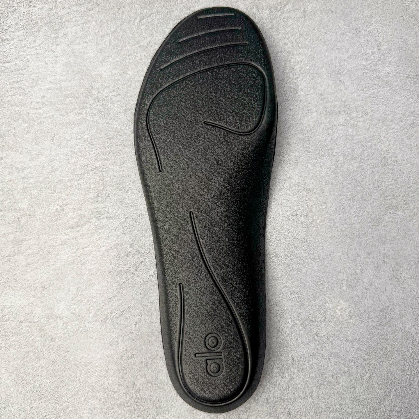 图片[13]-＃Lw纯原 Alo yoga Alo Runner 舒适百搭防滑耐磨低帮跑步鞋 Alo Yoga于2007年创立于洛杉矶，意在传播有意识的运动，同时激发人们的健康意识与创造力。品牌的核心理念在于制作能够带来完美体验的瑜伽服饰与功能性单品，让有意识的运动触入并改变生活。Alo Yoga将其设计延伸到日常服饰概念，坚持不懈地捕捉当代时尚潮流，将品牌的运动美学理念、精致前卫的设计与舒适功能面料完美结合。与此同时，Alo Yoga的设计受到了时尚界人士与名人们的追捧，Talor Swift、Kendall Jenner等街拍照片中都曾出现品牌不同单品的身影。尺码：36 36.5 37.5 38 38.5 39 40 40.5 41 42 42.5 43 44 44.5 45-选品中心