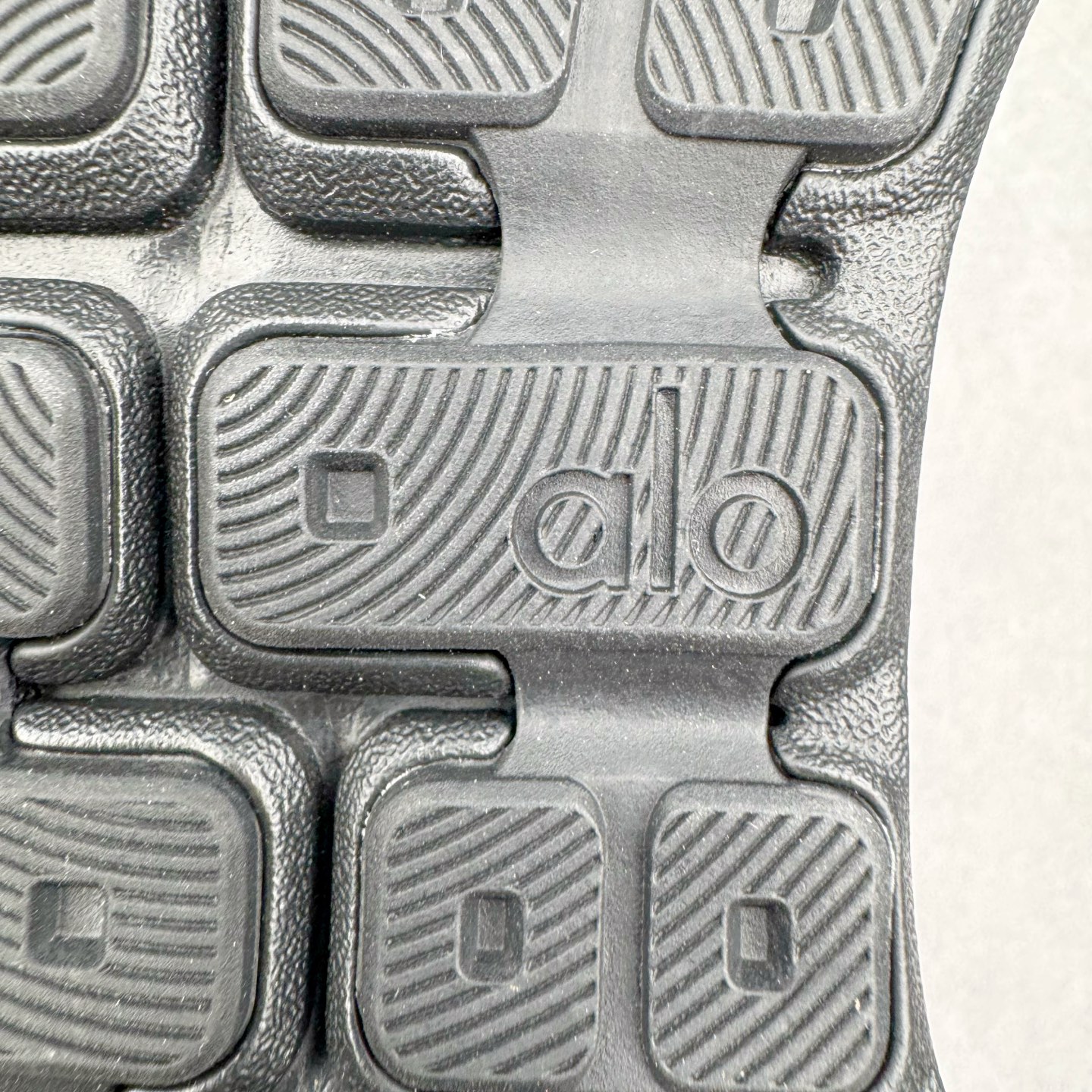 图片[20]-＃Lw纯原 Alo yoga Alo Runner 舒适百搭防滑耐磨低帮跑步鞋 Alo Yoga于2007年创立于洛杉矶，意在传播有意识的运动，同时激发人们的健康意识与创造力。品牌的核心理念在于制作能够带来完美体验的瑜伽服饰与功能性单品，让有意识的运动触入并改变生活。Alo Yoga将其设计延伸到日常服饰概念，坚持不懈地捕捉当代时尚潮流，将品牌的运动美学理念、精致前卫的设计与舒适功能面料完美结合。与此同时，Alo Yoga的设计受到了时尚界人士与名人们的追捧，Talor Swift、Kendall Jenner等街拍照片中都曾出现品牌不同单品的身影。尺码：36 36.5 37.5 38 38.5 39 40 40.5 41 42 42.5 43 44 44.5 45-选品中心