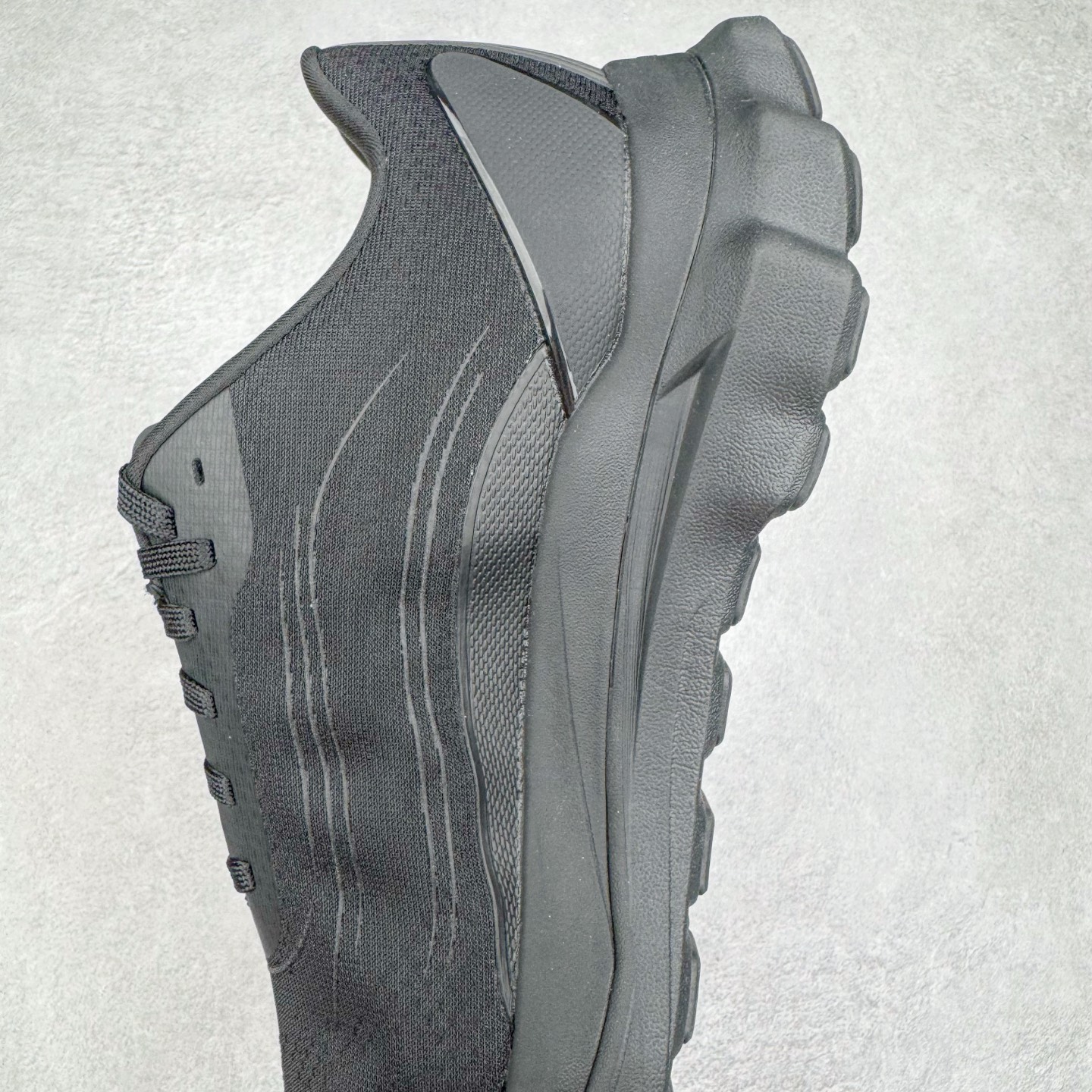 图片[7]-＃Lw纯原 Alo yoga Alo Runner 舒适百搭防滑耐磨低帮跑步鞋 Alo Yoga于2007年创立于洛杉矶，意在传播有意识的运动，同时激发人们的健康意识与创造力。品牌的核心理念在于制作能够带来完美体验的瑜伽服饰与功能性单品，让有意识的运动触入并改变生活。Alo Yoga将其设计延伸到日常服饰概念，坚持不懈地捕捉当代时尚潮流，将品牌的运动美学理念、精致前卫的设计与舒适功能面料完美结合。与此同时，Alo Yoga的设计受到了时尚界人士与名人们的追捧，Talor Swift、Kendall Jenner等街拍照片中都曾出现品牌不同单品的身影。尺码：36 36.5 37.5 38 38.5 39 40 40.5 41 42 42.5 43 44 44.5 45-选品中心