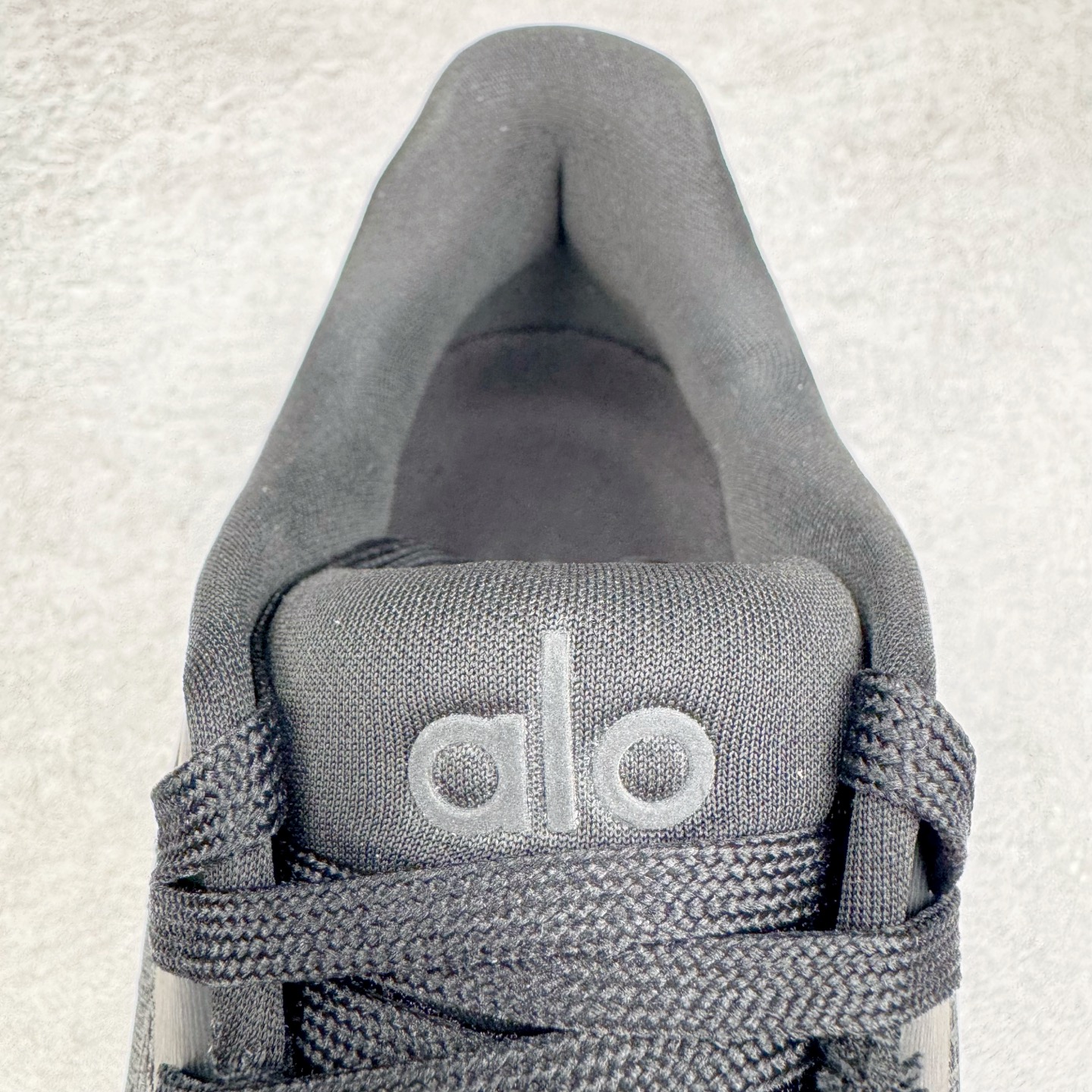 图片[15]-＃Lw纯原 Alo yoga Alo Runner 舒适百搭防滑耐磨低帮跑步鞋 Alo Yoga于2007年创立于洛杉矶，意在传播有意识的运动，同时激发人们的健康意识与创造力。品牌的核心理念在于制作能够带来完美体验的瑜伽服饰与功能性单品，让有意识的运动触入并改变生活。Alo Yoga将其设计延伸到日常服饰概念，坚持不懈地捕捉当代时尚潮流，将品牌的运动美学理念、精致前卫的设计与舒适功能面料完美结合。与此同时，Alo Yoga的设计受到了时尚界人士与名人们的追捧，Talor Swift、Kendall Jenner等街拍照片中都曾出现品牌不同单品的身影。尺码：36 36.5 37.5 38 38.5 39 40 40.5 41 42 42.5 43 44 44.5 45-选品中心