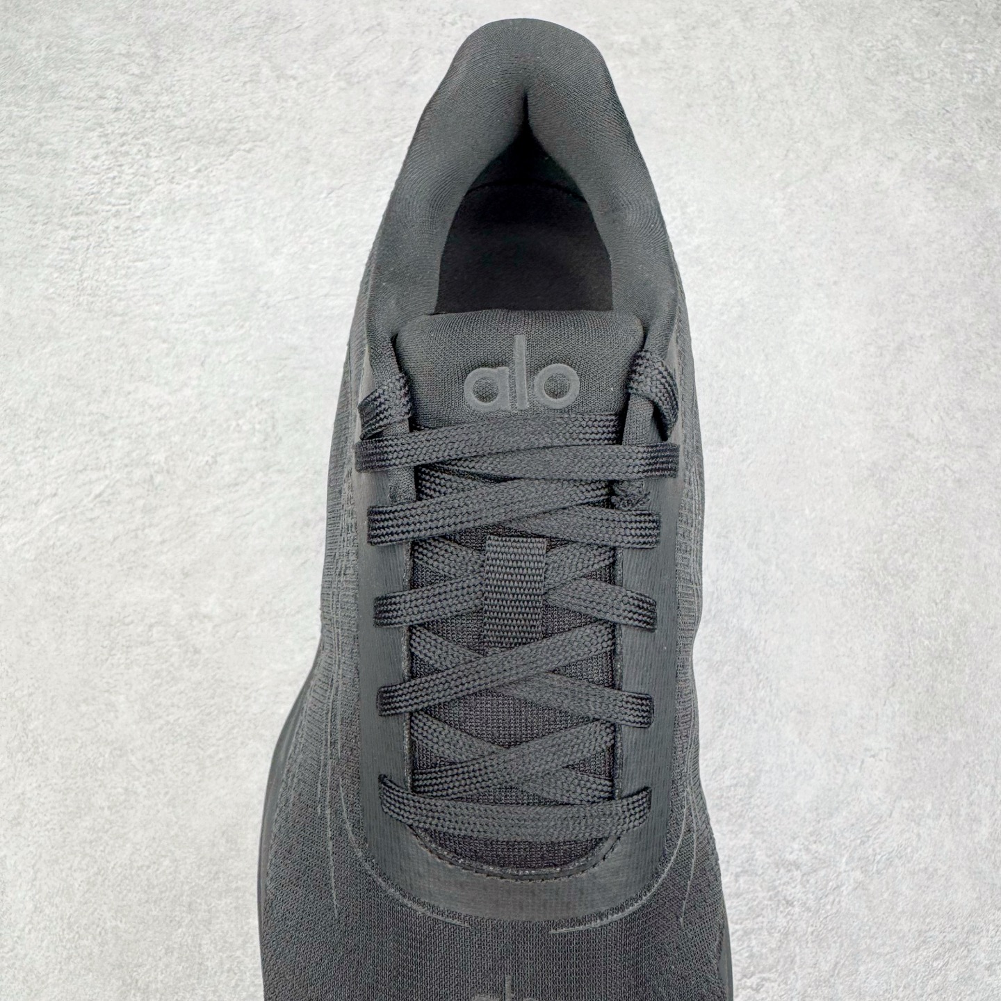 图片[5]-＃Lw纯原 Alo yoga Alo Runner 舒适百搭防滑耐磨低帮跑步鞋 Alo Yoga于2007年创立于洛杉矶，意在传播有意识的运动，同时激发人们的健康意识与创造力。品牌的核心理念在于制作能够带来完美体验的瑜伽服饰与功能性单品，让有意识的运动触入并改变生活。Alo Yoga将其设计延伸到日常服饰概念，坚持不懈地捕捉当代时尚潮流，将品牌的运动美学理念、精致前卫的设计与舒适功能面料完美结合。与此同时，Alo Yoga的设计受到了时尚界人士与名人们的追捧，Talor Swift、Kendall Jenner等街拍照片中都曾出现品牌不同单品的身影。尺码：36 36.5 37.5 38 38.5 39 40 40.5 41 42 42.5 43 44 44.5 45-选品中心