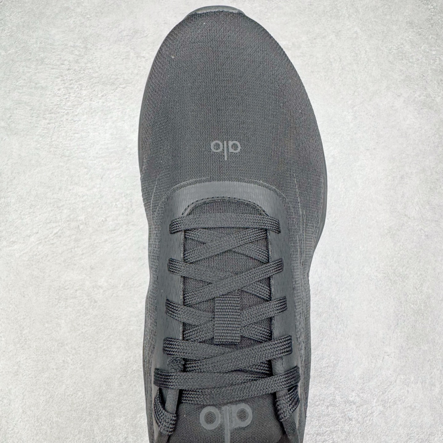 图片[4]-＃Lw纯原 Alo yoga Alo Runner 舒适百搭防滑耐磨低帮跑步鞋 Alo Yoga于2007年创立于洛杉矶，意在传播有意识的运动，同时激发人们的健康意识与创造力。品牌的核心理念在于制作能够带来完美体验的瑜伽服饰与功能性单品，让有意识的运动触入并改变生活。Alo Yoga将其设计延伸到日常服饰概念，坚持不懈地捕捉当代时尚潮流，将品牌的运动美学理念、精致前卫的设计与舒适功能面料完美结合。与此同时，Alo Yoga的设计受到了时尚界人士与名人们的追捧，Talor Swift、Kendall Jenner等街拍照片中都曾出现品牌不同单品的身影。尺码：36 36.5 37.5 38 38.5 39 40 40.5 41 42 42.5 43 44 44.5 45-选品中心