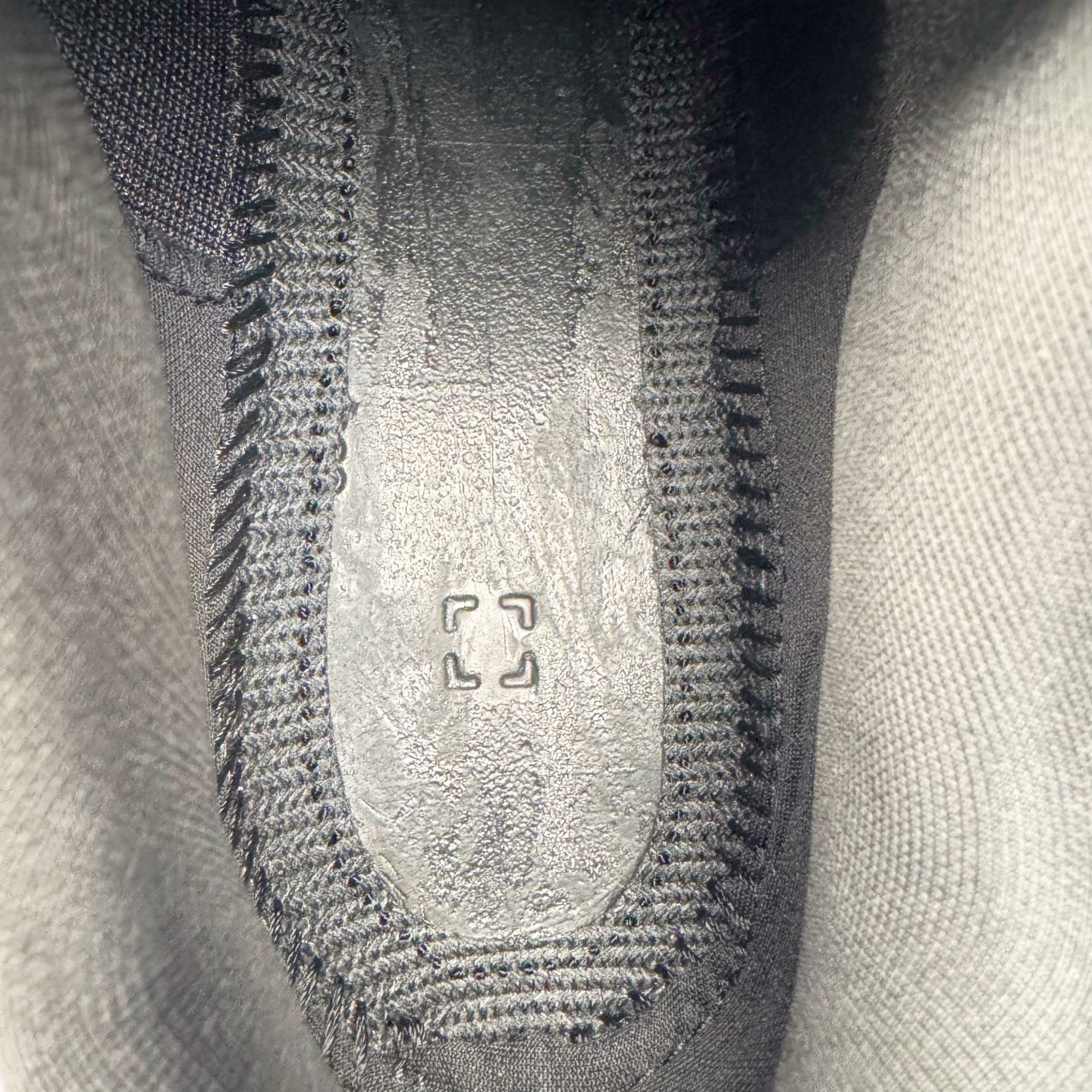 图片[12]-＃Lw纯原 Alo yoga Alo Runner 舒适百搭防滑耐磨低帮跑步鞋 Alo Yoga于2007年创立于洛杉矶，意在传播有意识的运动，同时激发人们的健康意识与创造力。品牌的核心理念在于制作能够带来完美体验的瑜伽服饰与功能性单品，让有意识的运动触入并改变生活。Alo Yoga将其设计延伸到日常服饰概念，坚持不懈地捕捉当代时尚潮流，将品牌的运动美学理念、精致前卫的设计与舒适功能面料完美结合。与此同时，Alo Yoga的设计受到了时尚界人士与名人们的追捧，Talor Swift、Kendall Jenner等街拍照片中都曾出现品牌不同单品的身影。尺码：36 36.5 37.5 38 38.5 39 40 40.5 41 42 42.5 43 44 44.5 45-选品中心