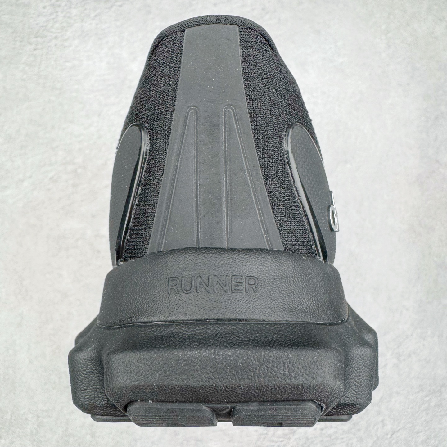 图片[8]-＃Lw纯原 Alo yoga Alo Runner 舒适百搭防滑耐磨低帮跑步鞋 Alo Yoga于2007年创立于洛杉矶，意在传播有意识的运动，同时激发人们的健康意识与创造力。品牌的核心理念在于制作能够带来完美体验的瑜伽服饰与功能性单品，让有意识的运动触入并改变生活。Alo Yoga将其设计延伸到日常服饰概念，坚持不懈地捕捉当代时尚潮流，将品牌的运动美学理念、精致前卫的设计与舒适功能面料完美结合。与此同时，Alo Yoga的设计受到了时尚界人士与名人们的追捧，Talor Swift、Kendall Jenner等街拍照片中都曾出现品牌不同单品的身影。尺码：36 36.5 37.5 38 38.5 39 40 40.5 41 42 42.5 43 44 44.5 45-选品中心