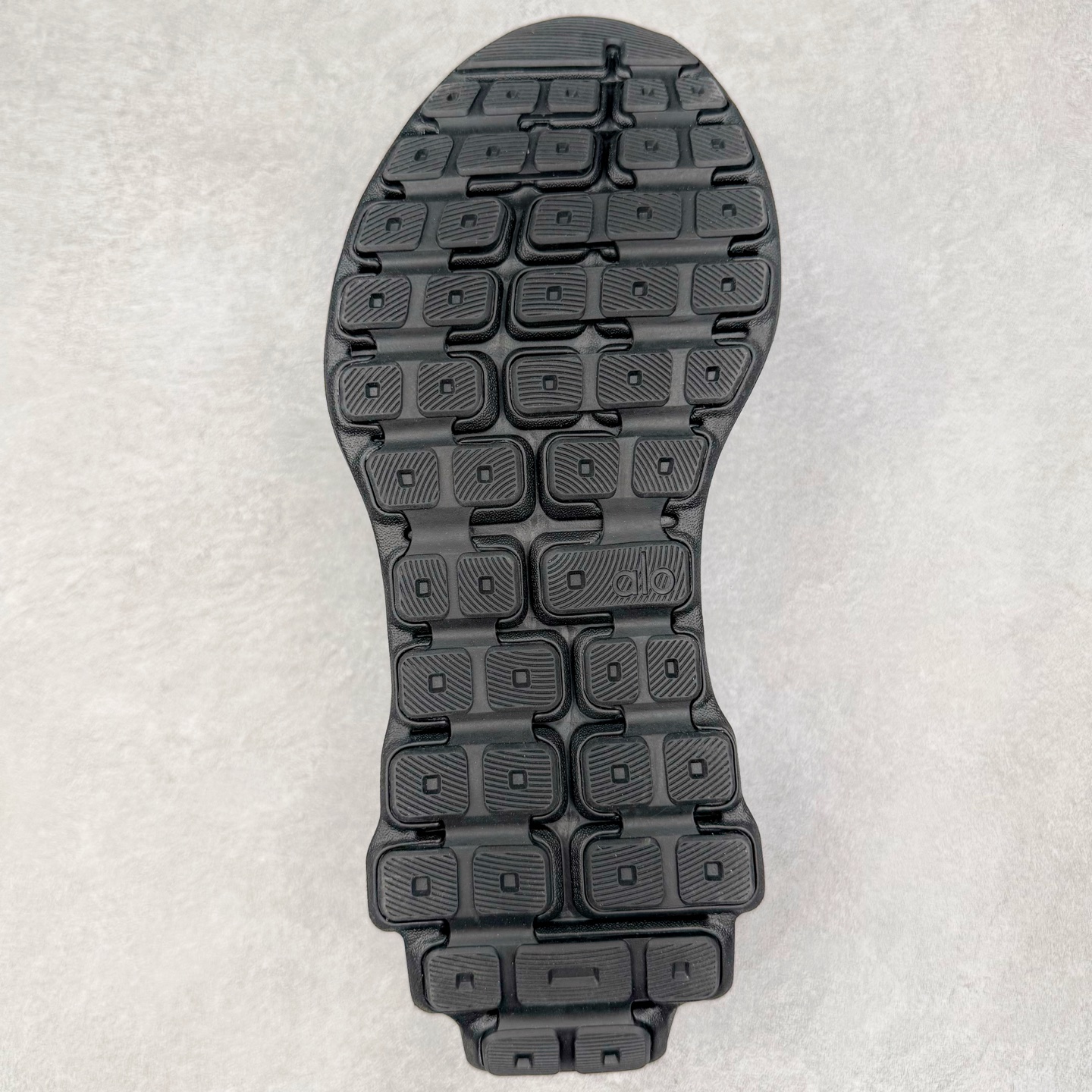 图片[9]-＃Lw纯原 Alo yoga Alo Runner 舒适百搭防滑耐磨低帮跑步鞋 Alo Yoga于2007年创立于洛杉矶，意在传播有意识的运动，同时激发人们的健康意识与创造力。品牌的核心理念在于制作能够带来完美体验的瑜伽服饰与功能性单品，让有意识的运动触入并改变生活。Alo Yoga将其设计延伸到日常服饰概念，坚持不懈地捕捉当代时尚潮流，将品牌的运动美学理念、精致前卫的设计与舒适功能面料完美结合。与此同时，Alo Yoga的设计受到了时尚界人士与名人们的追捧，Talor Swift、Kendall Jenner等街拍照片中都曾出现品牌不同单品的身影。尺码：36 36.5 37.5 38 38.5 39 40 40.5 41 42 42.5 43 44 44.5 45-选品中心