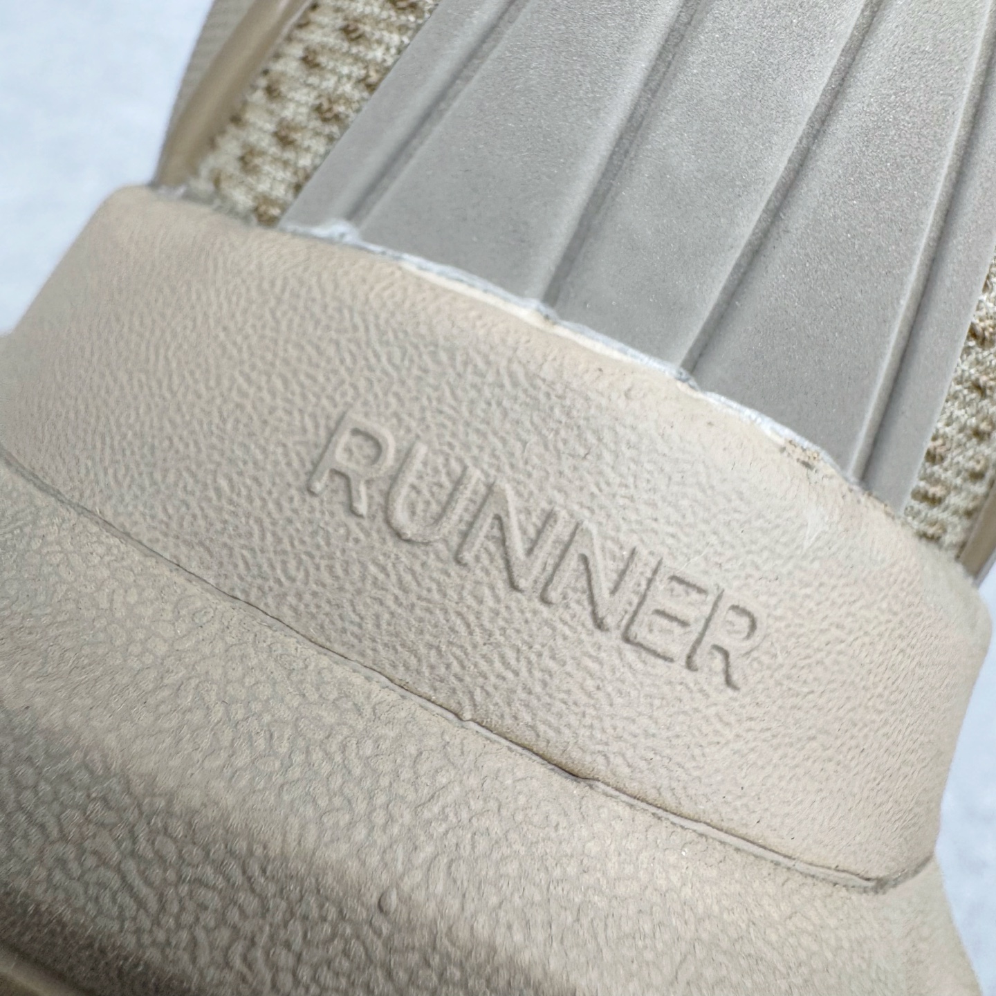 图片[17]-＃Lw纯原 Alo yoga Alo Runner 舒适百搭防滑耐磨低帮跑步鞋 Alo Yoga于2007年创立于洛杉矶，意在传播有意识的运动，同时激发人们的健康意识与创造力。品牌的核心理念在于制作能够带来完美体验的瑜伽服饰与功能性单品，让有意识的运动触入并改变生活。Alo Yoga将其设计延伸到日常服饰概念，坚持不懈地捕捉当代时尚潮流，将品牌的运动美学理念、精致前卫的设计与舒适功能面料完美结合。与此同时，Alo Yoga的设计受到了时尚界人士与名人们的追捧，Talor Swift、Kendall Jenner等街拍照片中都曾出现品牌不同单品的身影。尺码：36 36.5 37.5 38 38.5 39 40 40.5 41 42 42.5 43 44 44.5 45-选品中心