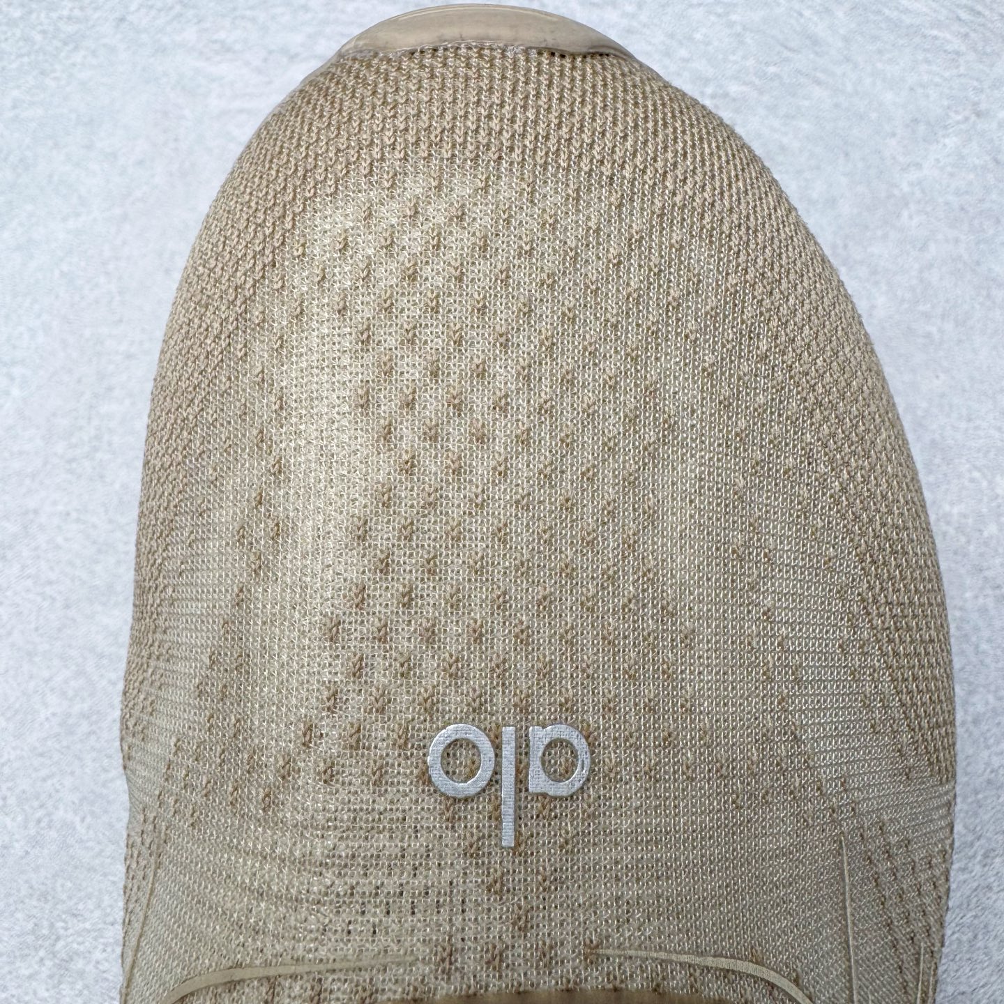 图片[21]-＃Lw纯原 Alo yoga Alo Runner 舒适百搭防滑耐磨低帮跑步鞋 Alo Yoga于2007年创立于洛杉矶，意在传播有意识的运动，同时激发人们的健康意识与创造力。品牌的核心理念在于制作能够带来完美体验的瑜伽服饰与功能性单品，让有意识的运动触入并改变生活。Alo Yoga将其设计延伸到日常服饰概念，坚持不懈地捕捉当代时尚潮流，将品牌的运动美学理念、精致前卫的设计与舒适功能面料完美结合。与此同时，Alo Yoga的设计受到了时尚界人士与名人们的追捧，Talor Swift、Kendall Jenner等街拍照片中都曾出现品牌不同单品的身影。尺码：36 36.5 37.5 38 38.5 39 40 40.5 41 42 42.5 43 44 44.5 45-选品中心