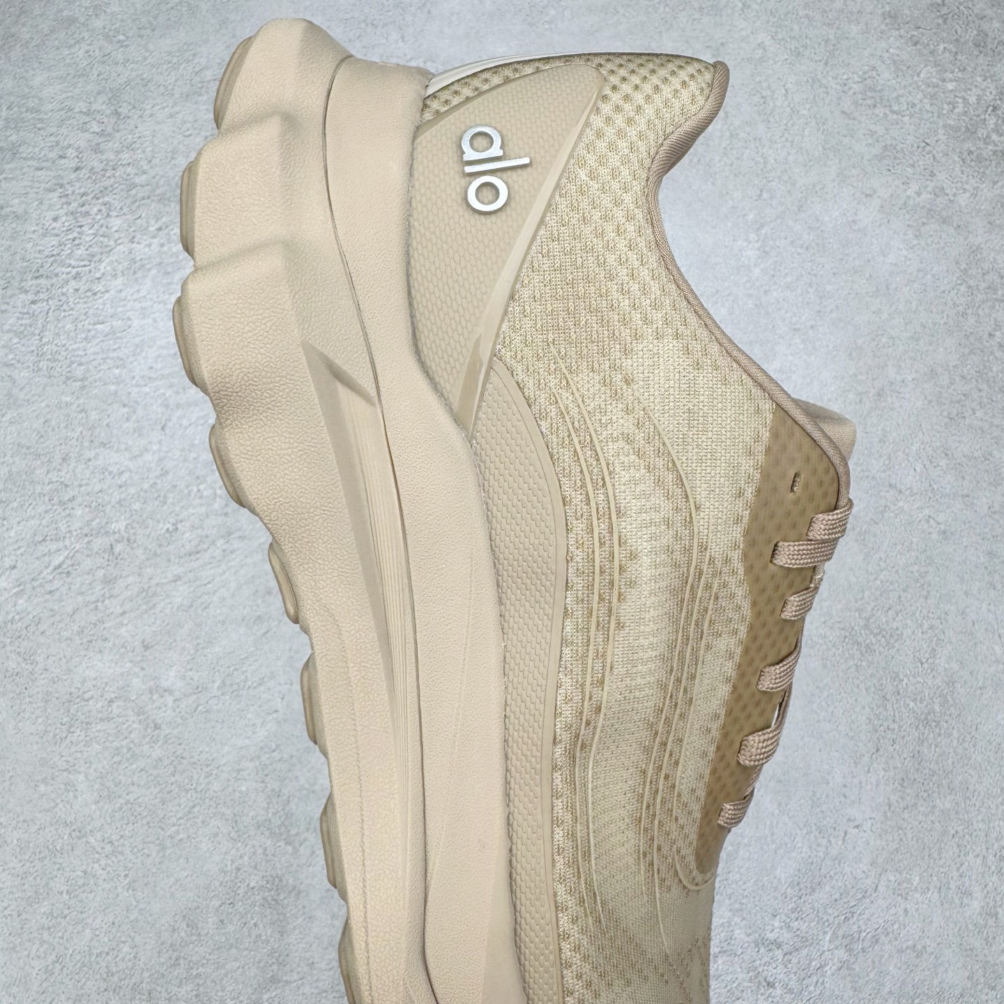 图片[6]-＃Lw纯原 Alo yoga Alo Runner 舒适百搭防滑耐磨低帮跑步鞋 Alo Yoga于2007年创立于洛杉矶，意在传播有意识的运动，同时激发人们的健康意识与创造力。品牌的核心理念在于制作能够带来完美体验的瑜伽服饰与功能性单品，让有意识的运动触入并改变生活。Alo Yoga将其设计延伸到日常服饰概念，坚持不懈地捕捉当代时尚潮流，将品牌的运动美学理念、精致前卫的设计与舒适功能面料完美结合。与此同时，Alo Yoga的设计受到了时尚界人士与名人们的追捧，Talor Swift、Kendall Jenner等街拍照片中都曾出现品牌不同单品的身影。尺码：36 36.5 37.5 38 38.5 39 40 40.5 41 42 42.5 43 44 44.5 45-选品中心