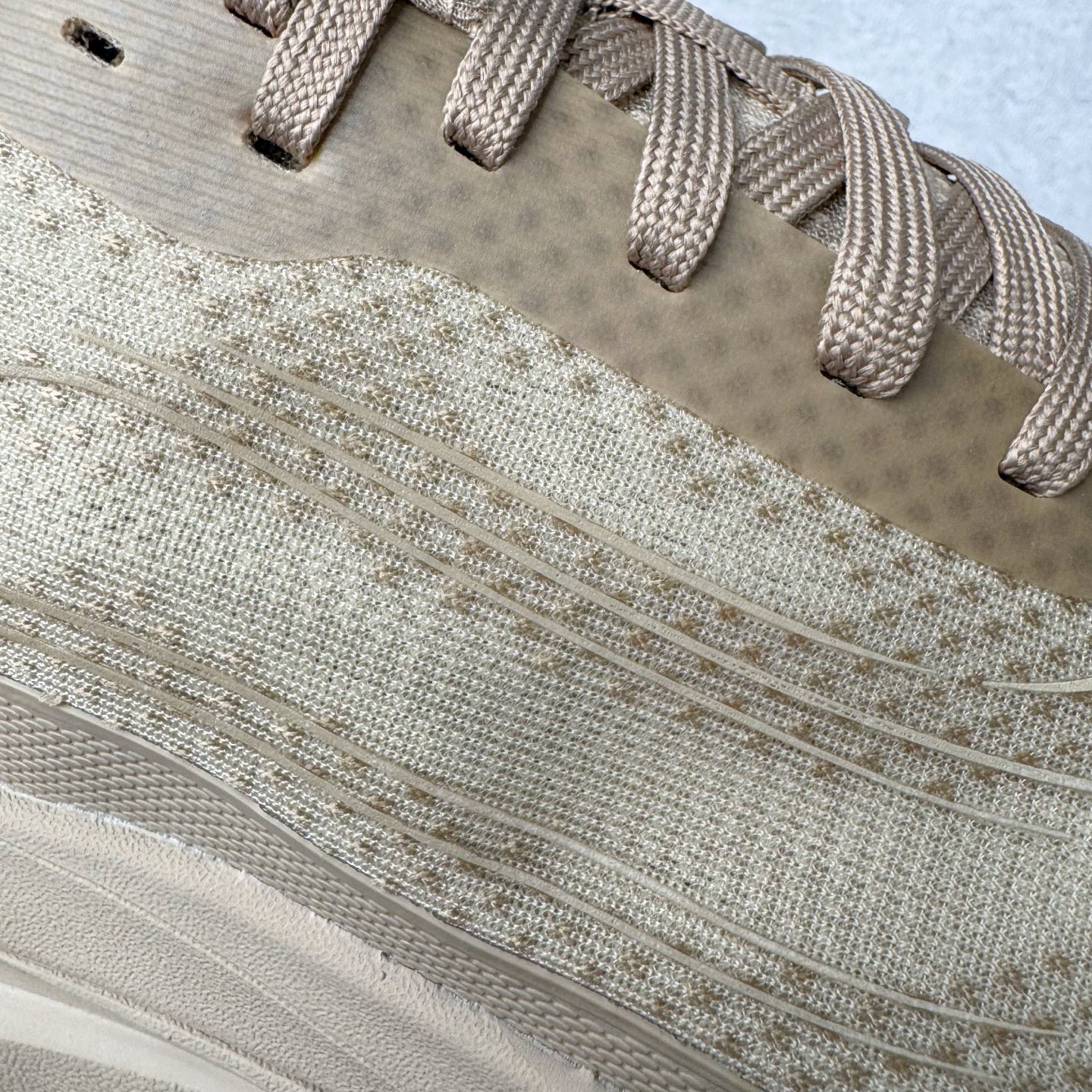 图片[20]-＃Lw纯原 Alo yoga Alo Runner 舒适百搭防滑耐磨低帮跑步鞋 Alo Yoga于2007年创立于洛杉矶，意在传播有意识的运动，同时激发人们的健康意识与创造力。品牌的核心理念在于制作能够带来完美体验的瑜伽服饰与功能性单品，让有意识的运动触入并改变生活。Alo Yoga将其设计延伸到日常服饰概念，坚持不懈地捕捉当代时尚潮流，将品牌的运动美学理念、精致前卫的设计与舒适功能面料完美结合。与此同时，Alo Yoga的设计受到了时尚界人士与名人们的追捧，Talor Swift、Kendall Jenner等街拍照片中都曾出现品牌不同单品的身影。尺码：36 36.5 37.5 38 38.5 39 40 40.5 41 42 42.5 43 44 44.5 45-选品中心