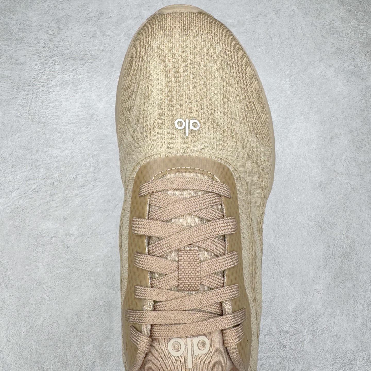 图片[4]-＃Lw纯原 Alo yoga Alo Runner 舒适百搭防滑耐磨低帮跑步鞋 Alo Yoga于2007年创立于洛杉矶，意在传播有意识的运动，同时激发人们的健康意识与创造力。品牌的核心理念在于制作能够带来完美体验的瑜伽服饰与功能性单品，让有意识的运动触入并改变生活。Alo Yoga将其设计延伸到日常服饰概念，坚持不懈地捕捉当代时尚潮流，将品牌的运动美学理念、精致前卫的设计与舒适功能面料完美结合。与此同时，Alo Yoga的设计受到了时尚界人士与名人们的追捧，Talor Swift、Kendall Jenner等街拍照片中都曾出现品牌不同单品的身影。尺码：36 36.5 37.5 38 38.5 39 40 40.5 41 42 42.5 43 44 44.5 45-选品中心