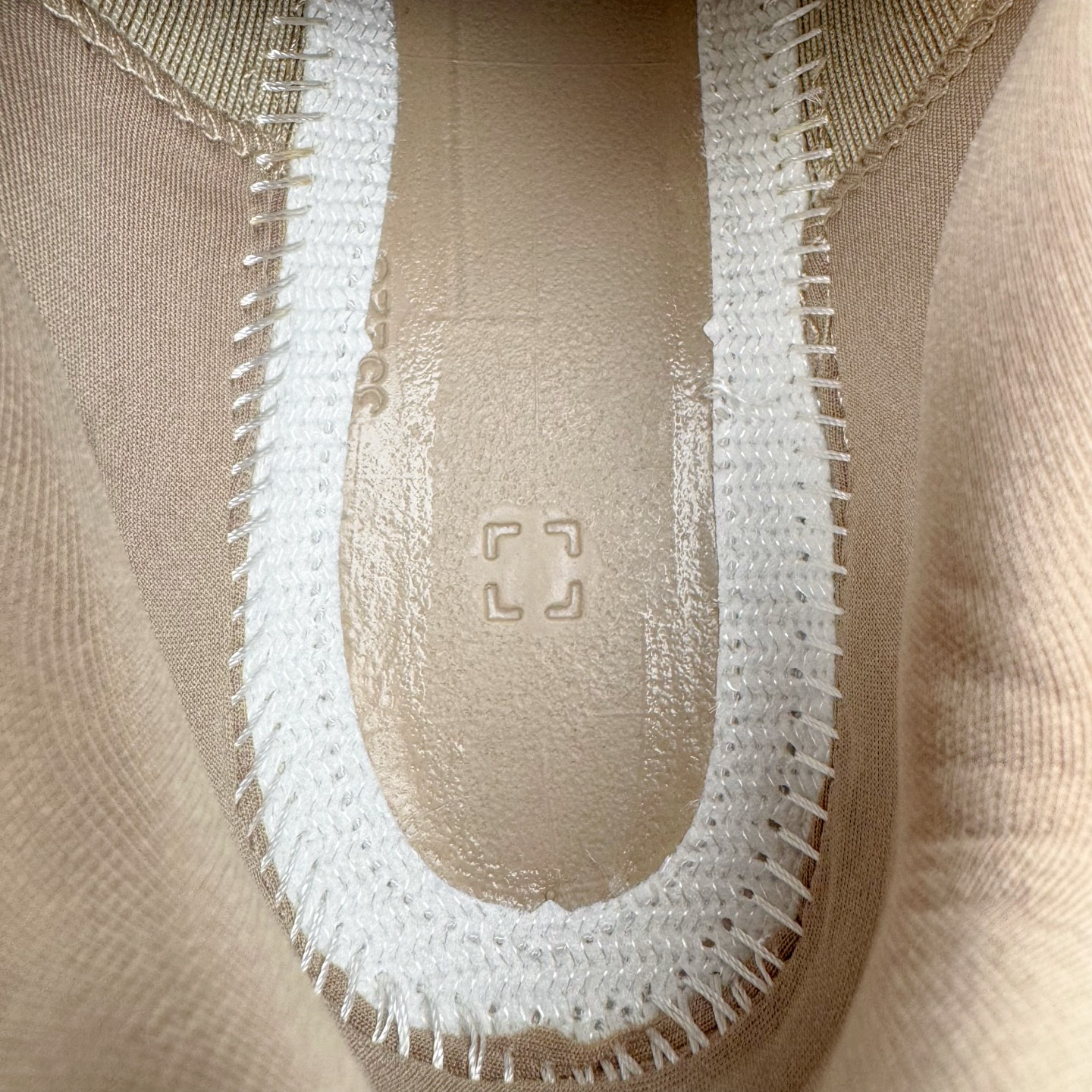 图片[10]-＃Lw纯原 Alo yoga Alo Runner 舒适百搭防滑耐磨低帮跑步鞋 Alo Yoga于2007年创立于洛杉矶，意在传播有意识的运动，同时激发人们的健康意识与创造力。品牌的核心理念在于制作能够带来完美体验的瑜伽服饰与功能性单品，让有意识的运动触入并改变生活。Alo Yoga将其设计延伸到日常服饰概念，坚持不懈地捕捉当代时尚潮流，将品牌的运动美学理念、精致前卫的设计与舒适功能面料完美结合。与此同时，Alo Yoga的设计受到了时尚界人士与名人们的追捧，Talor Swift、Kendall Jenner等街拍照片中都曾出现品牌不同单品的身影。尺码：36 36.5 37.5 38 38.5 39 40 40.5 41 42 42.5 43 44 44.5 45-选品中心