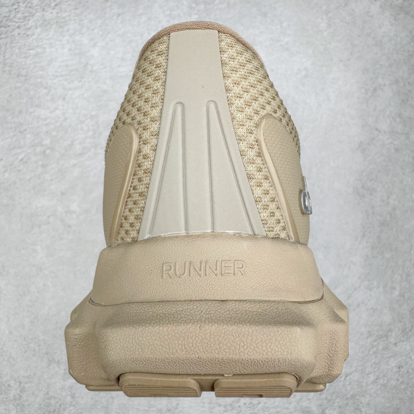 图片[8]-＃Lw纯原 Alo yoga Alo Runner 舒适百搭防滑耐磨低帮跑步鞋 Alo Yoga于2007年创立于洛杉矶，意在传播有意识的运动，同时激发人们的健康意识与创造力。品牌的核心理念在于制作能够带来完美体验的瑜伽服饰与功能性单品，让有意识的运动触入并改变生活。Alo Yoga将其设计延伸到日常服饰概念，坚持不懈地捕捉当代时尚潮流，将品牌的运动美学理念、精致前卫的设计与舒适功能面料完美结合。与此同时，Alo Yoga的设计受到了时尚界人士与名人们的追捧，Talor Swift、Kendall Jenner等街拍照片中都曾出现品牌不同单品的身影。尺码：36 36.5 37.5 38 38.5 39 40 40.5 41 42 42.5 43 44 44.5 45-选品中心