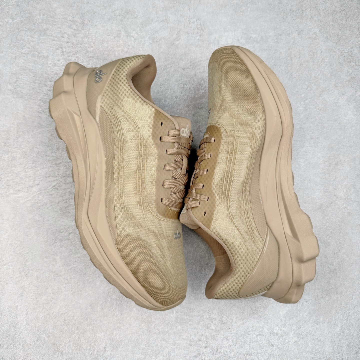 图片[3]-＃Lw纯原 Alo yoga Alo Runner 舒适百搭防滑耐磨低帮跑步鞋 Alo Yoga于2007年创立于洛杉矶，意在传播有意识的运动，同时激发人们的健康意识与创造力。品牌的核心理念在于制作能够带来完美体验的瑜伽服饰与功能性单品，让有意识的运动触入并改变生活。Alo Yoga将其设计延伸到日常服饰概念，坚持不懈地捕捉当代时尚潮流，将品牌的运动美学理念、精致前卫的设计与舒适功能面料完美结合。与此同时，Alo Yoga的设计受到了时尚界人士与名人们的追捧，Talor Swift、Kendall Jenner等街拍照片中都曾出现品牌不同单品的身影。尺码：36 36.5 37.5 38 38.5 39 40 40.5 41 42 42.5 43 44 44.5 45-选品中心