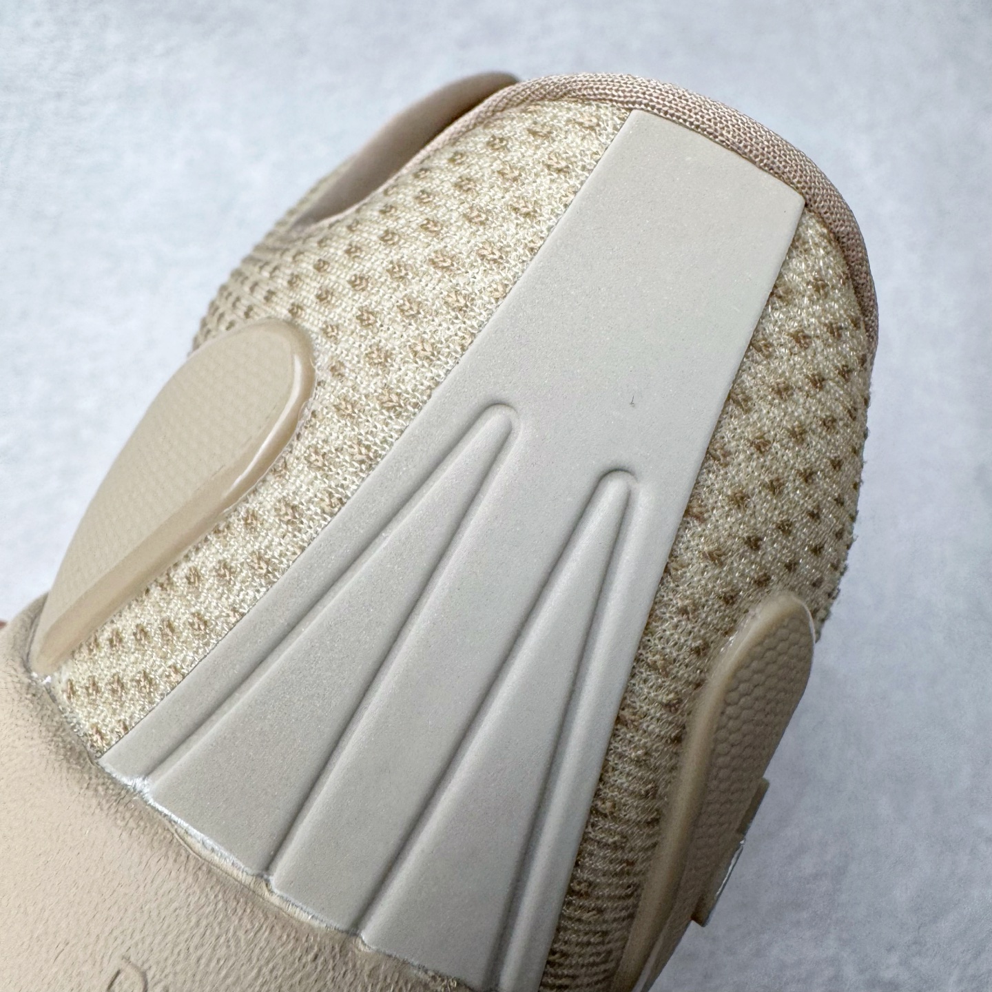 图片[18]-＃Lw纯原 Alo yoga Alo Runner 舒适百搭防滑耐磨低帮跑步鞋 Alo Yoga于2007年创立于洛杉矶，意在传播有意识的运动，同时激发人们的健康意识与创造力。品牌的核心理念在于制作能够带来完美体验的瑜伽服饰与功能性单品，让有意识的运动触入并改变生活。Alo Yoga将其设计延伸到日常服饰概念，坚持不懈地捕捉当代时尚潮流，将品牌的运动美学理念、精致前卫的设计与舒适功能面料完美结合。与此同时，Alo Yoga的设计受到了时尚界人士与名人们的追捧，Talor Swift、Kendall Jenner等街拍照片中都曾出现品牌不同单品的身影。尺码：36 36.5 37.5 38 38.5 39 40 40.5 41 42 42.5 43 44 44.5 45-选品中心