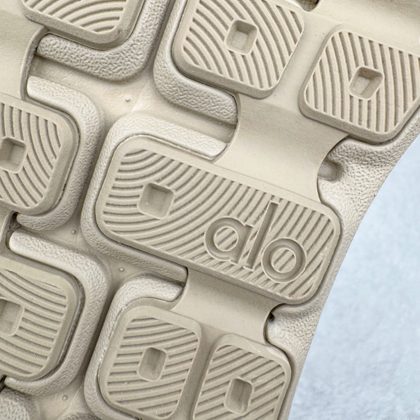 图片[16]-＃Lw纯原 Alo yoga Alo Runner 舒适百搭防滑耐磨低帮跑步鞋 Alo Yoga于2007年创立于洛杉矶，意在传播有意识的运动，同时激发人们的健康意识与创造力。品牌的核心理念在于制作能够带来完美体验的瑜伽服饰与功能性单品，让有意识的运动触入并改变生活。Alo Yoga将其设计延伸到日常服饰概念，坚持不懈地捕捉当代时尚潮流，将品牌的运动美学理念、精致前卫的设计与舒适功能面料完美结合。与此同时，Alo Yoga的设计受到了时尚界人士与名人们的追捧，Talor Swift、Kendall Jenner等街拍照片中都曾出现品牌不同单品的身影。尺码：36 36.5 37.5 38 38.5 39 40 40.5 41 42 42.5 43 44 44.5 45-选品中心