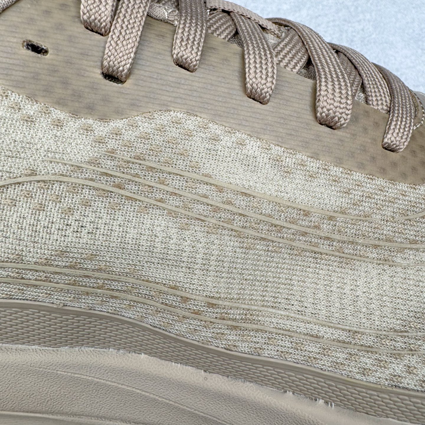 图片[14]-＃Lw纯原 Alo yoga Alo Runner 舒适百搭防滑耐磨低帮跑步鞋 Alo Yoga于2007年创立于洛杉矶，意在传播有意识的运动，同时激发人们的健康意识与创造力。品牌的核心理念在于制作能够带来完美体验的瑜伽服饰与功能性单品，让有意识的运动触入并改变生活。Alo Yoga将其设计延伸到日常服饰概念，坚持不懈地捕捉当代时尚潮流，将品牌的运动美学理念、精致前卫的设计与舒适功能面料完美结合。与此同时，Alo Yoga的设计受到了时尚界人士与名人们的追捧，Talor Swift、Kendall Jenner等街拍照片中都曾出现品牌不同单品的身影。尺码：36 36.5 37.5 38 38.5 39 40 40.5 41 42 42.5 43 44 44.5 45-选品中心