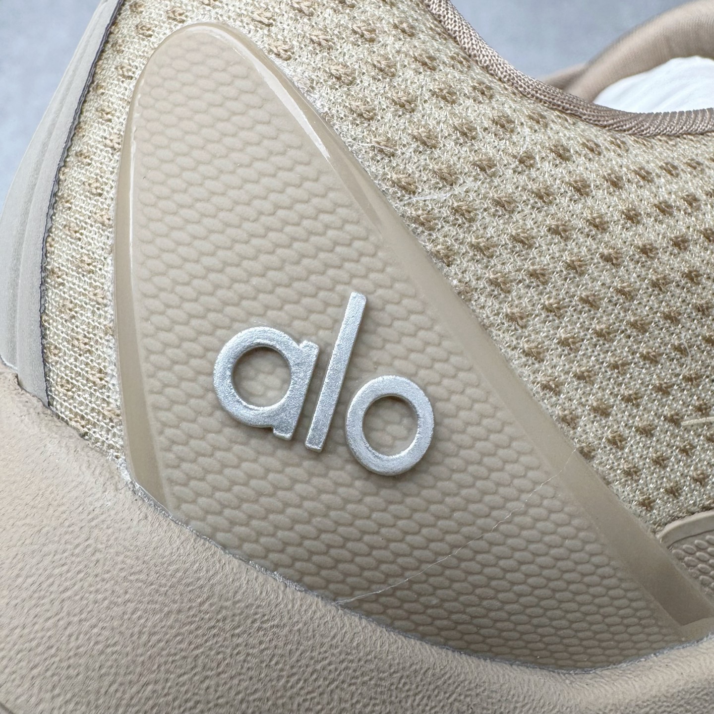 图片[19]-＃Lw纯原 Alo yoga Alo Runner 舒适百搭防滑耐磨低帮跑步鞋 Alo Yoga于2007年创立于洛杉矶，意在传播有意识的运动，同时激发人们的健康意识与创造力。品牌的核心理念在于制作能够带来完美体验的瑜伽服饰与功能性单品，让有意识的运动触入并改变生活。Alo Yoga将其设计延伸到日常服饰概念，坚持不懈地捕捉当代时尚潮流，将品牌的运动美学理念、精致前卫的设计与舒适功能面料完美结合。与此同时，Alo Yoga的设计受到了时尚界人士与名人们的追捧，Talor Swift、Kendall Jenner等街拍照片中都曾出现品牌不同单品的身影。尺码：36 36.5 37.5 38 38.5 39 40 40.5 41 42 42.5 43 44 44.5 45-选品中心